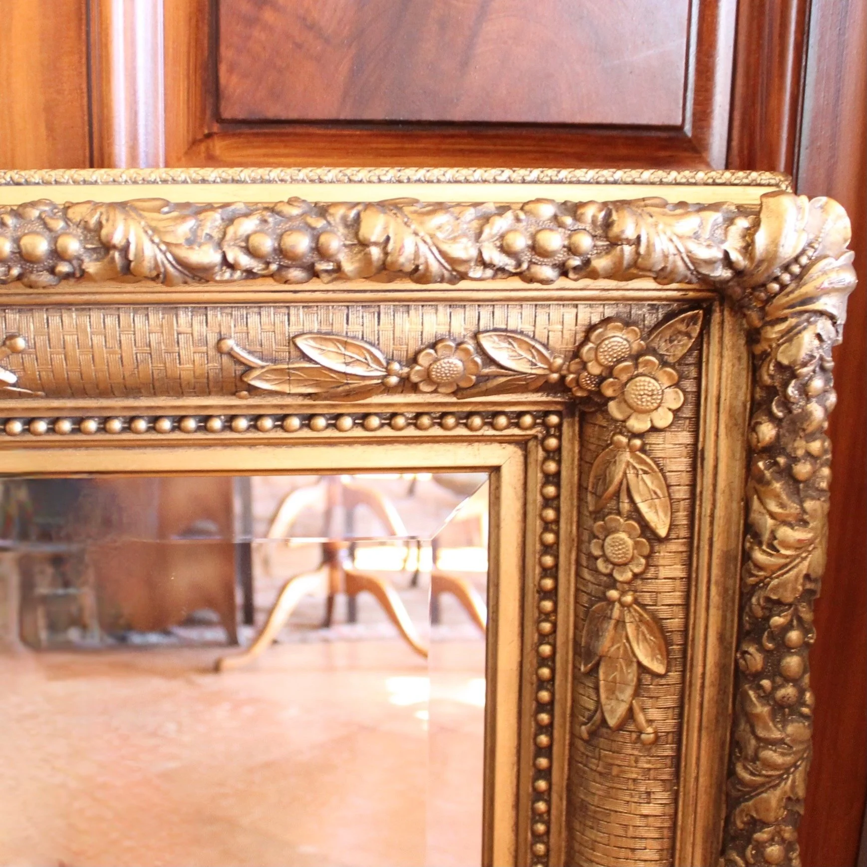 Large-English-Gilded-Wall-Mirror-With-Flowers And Basketweave Composition (8)