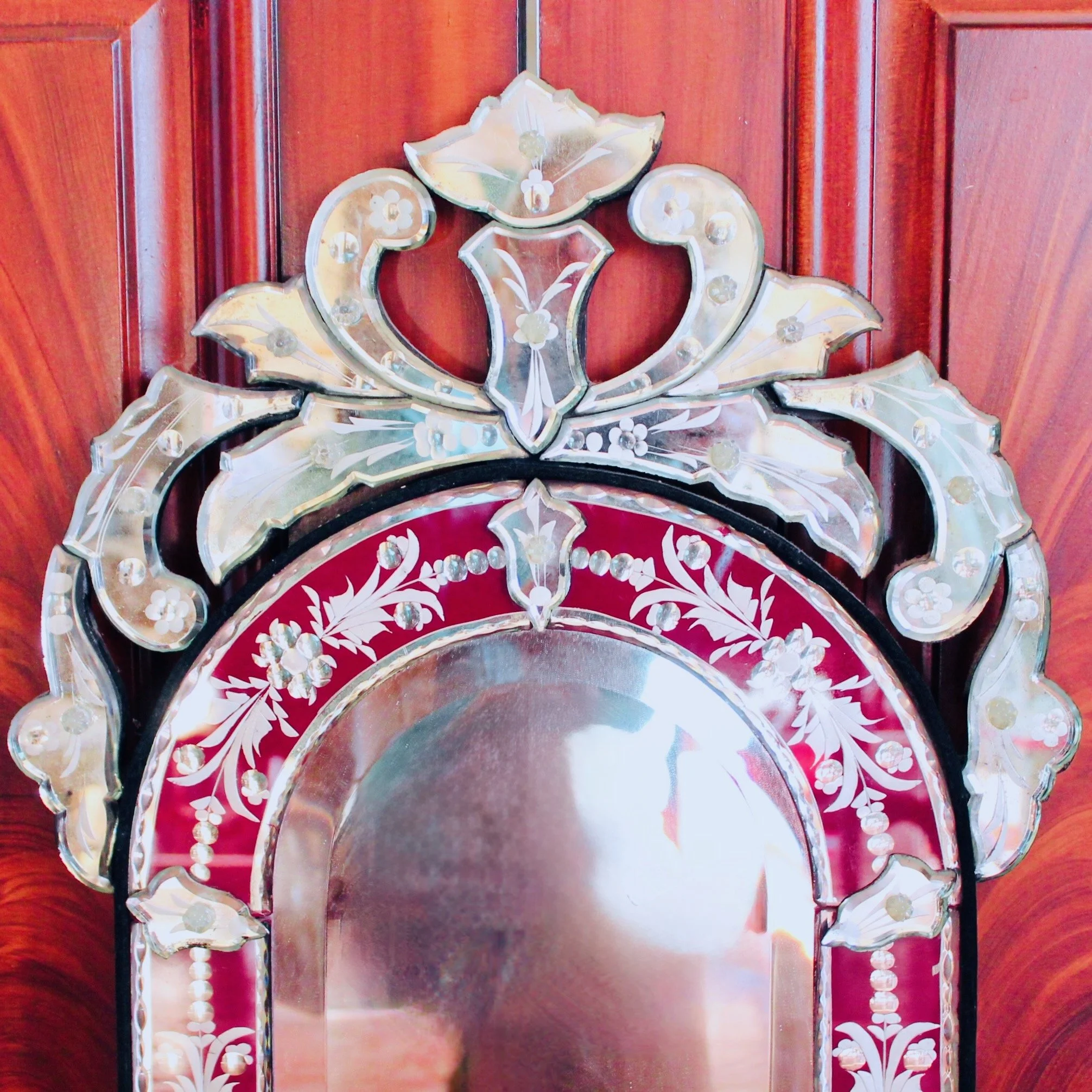 Small-Venetian-Red-and-Clear-Glass-Mirror-with-Engraved-Designs (10)-top