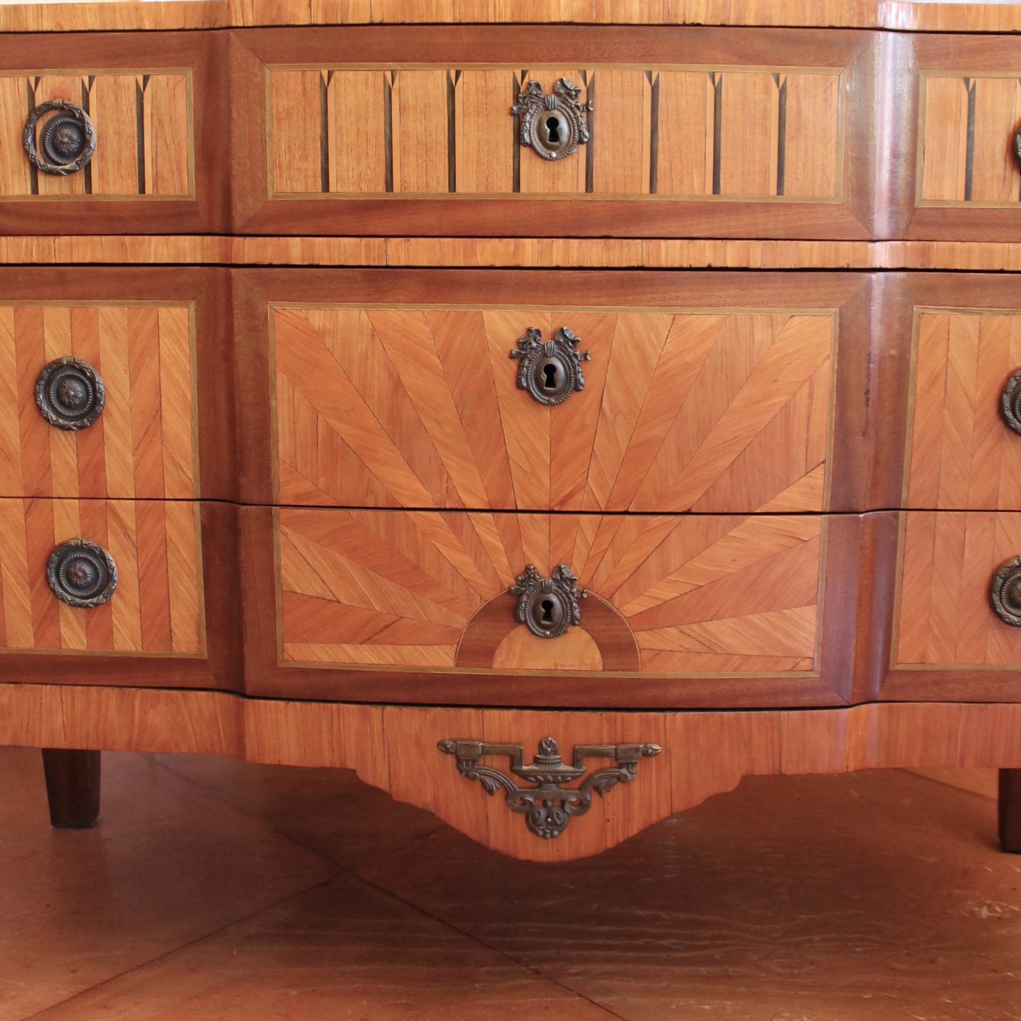 french-transitional-marquetry-commode-with-dark-grey-breche-sainte-anne-marble-top (7)