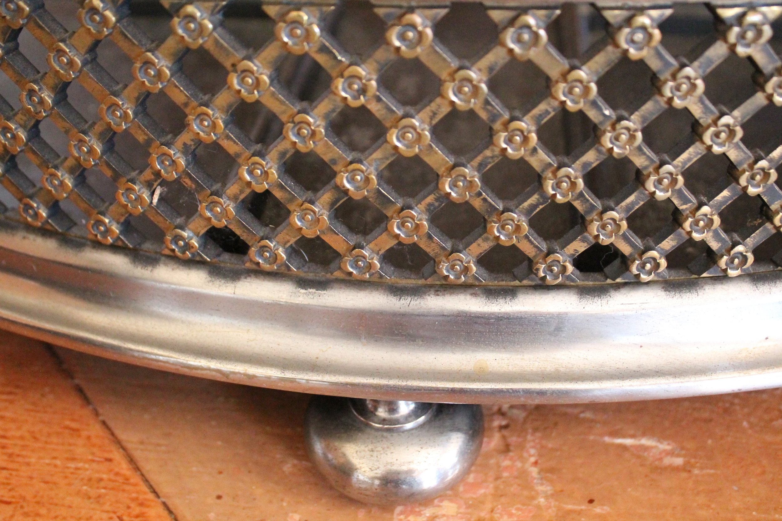 Antique-English-Polished-Steel-and-Brass-Fretwork-Fender (8)-detail