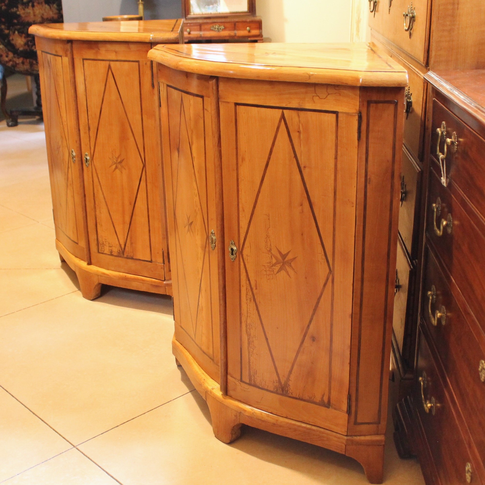 Pair-of-antique-Continental-Fruitwood-Corner-Cabinets-with-Marquetry (6)