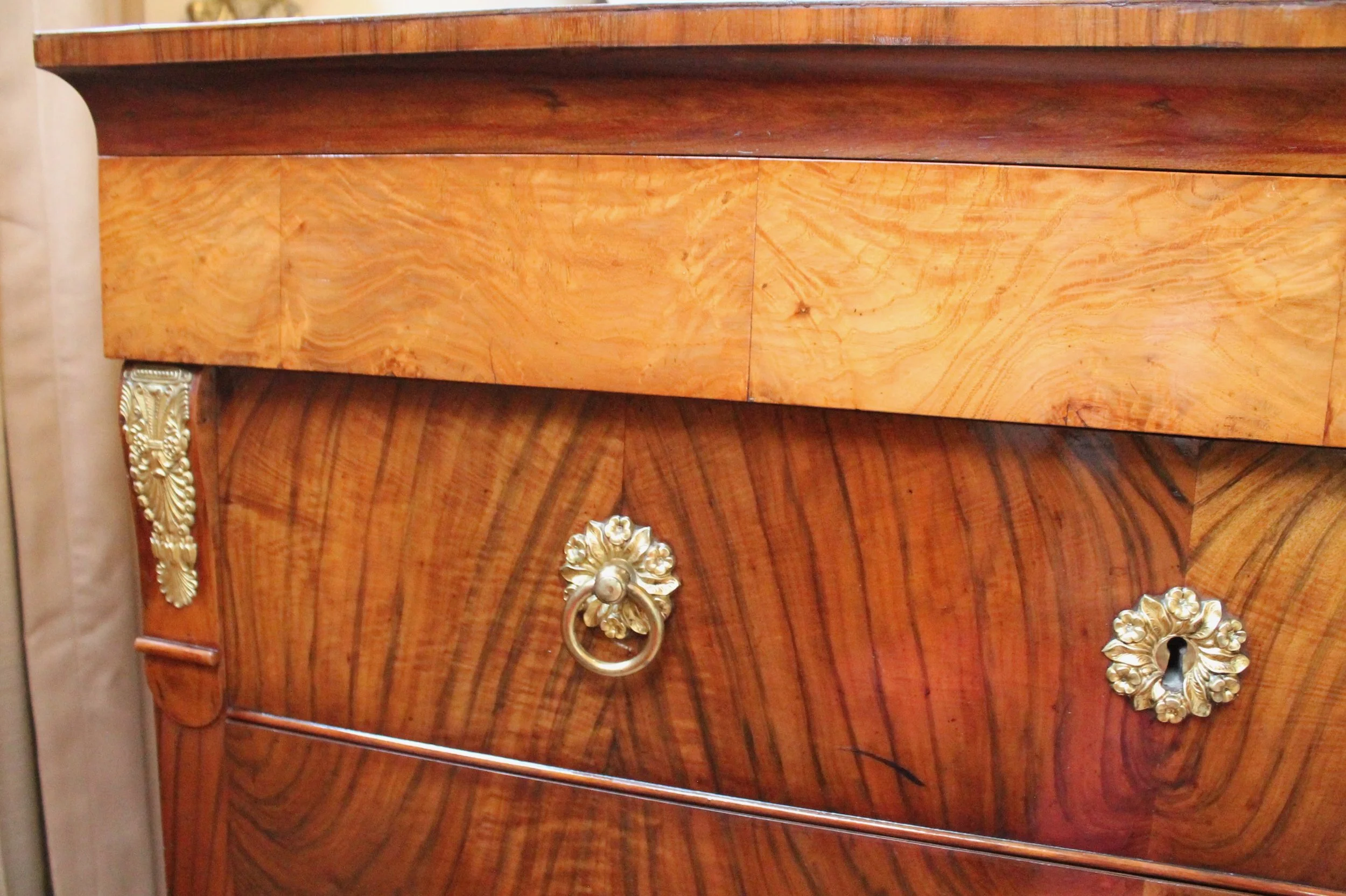 antique-Italian-Neoclassical-Commode-with-Fancy-Brass-hardware (2)-detail