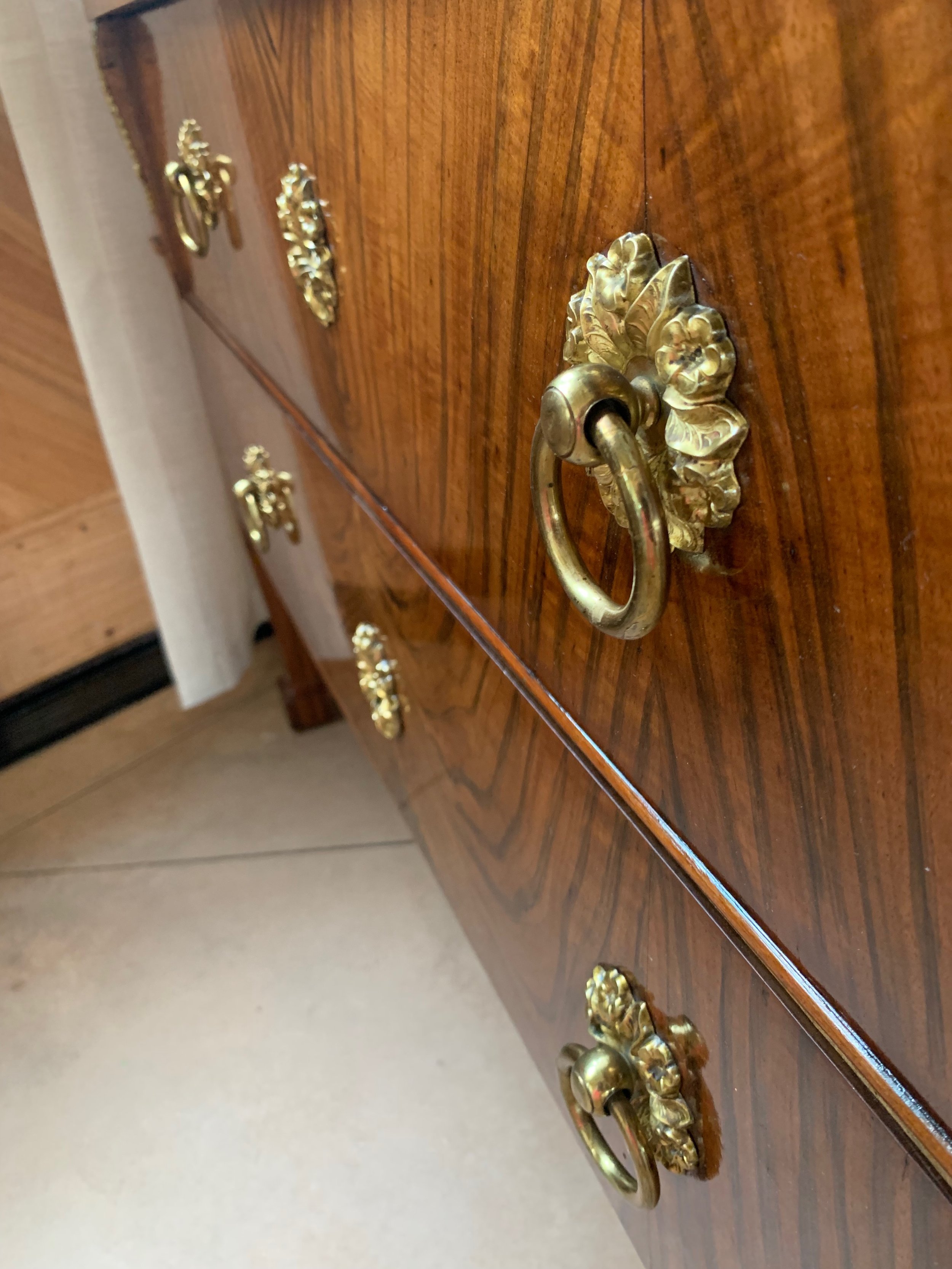 antique-Italian-Neoclassical-Commode-with-Fancy-Brass-hardware (10))-detail