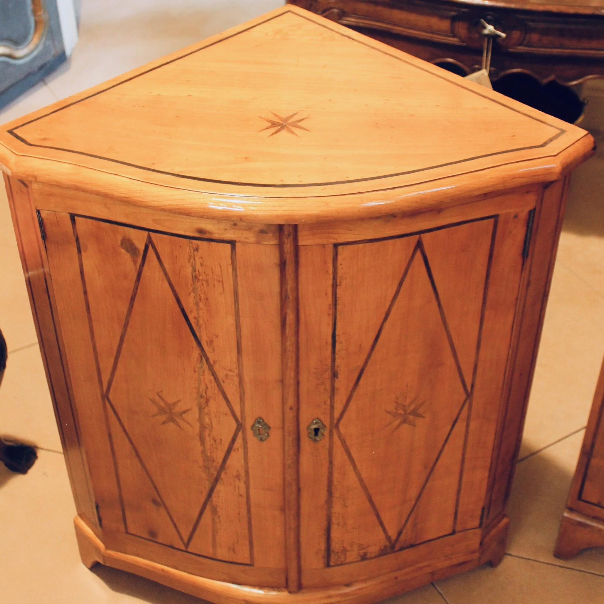 Pair-of-antique-Continental-Fruitwood-Corner-Cabinets-with-Marquetry (7)