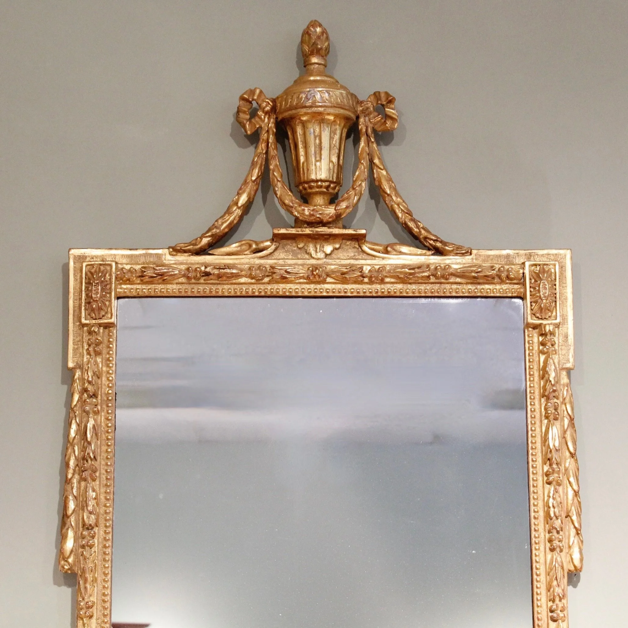 Tall-Italian-Neoclassical-Period-Gilt-Wood-Mirror-With-Urn-Crest (2)-detail