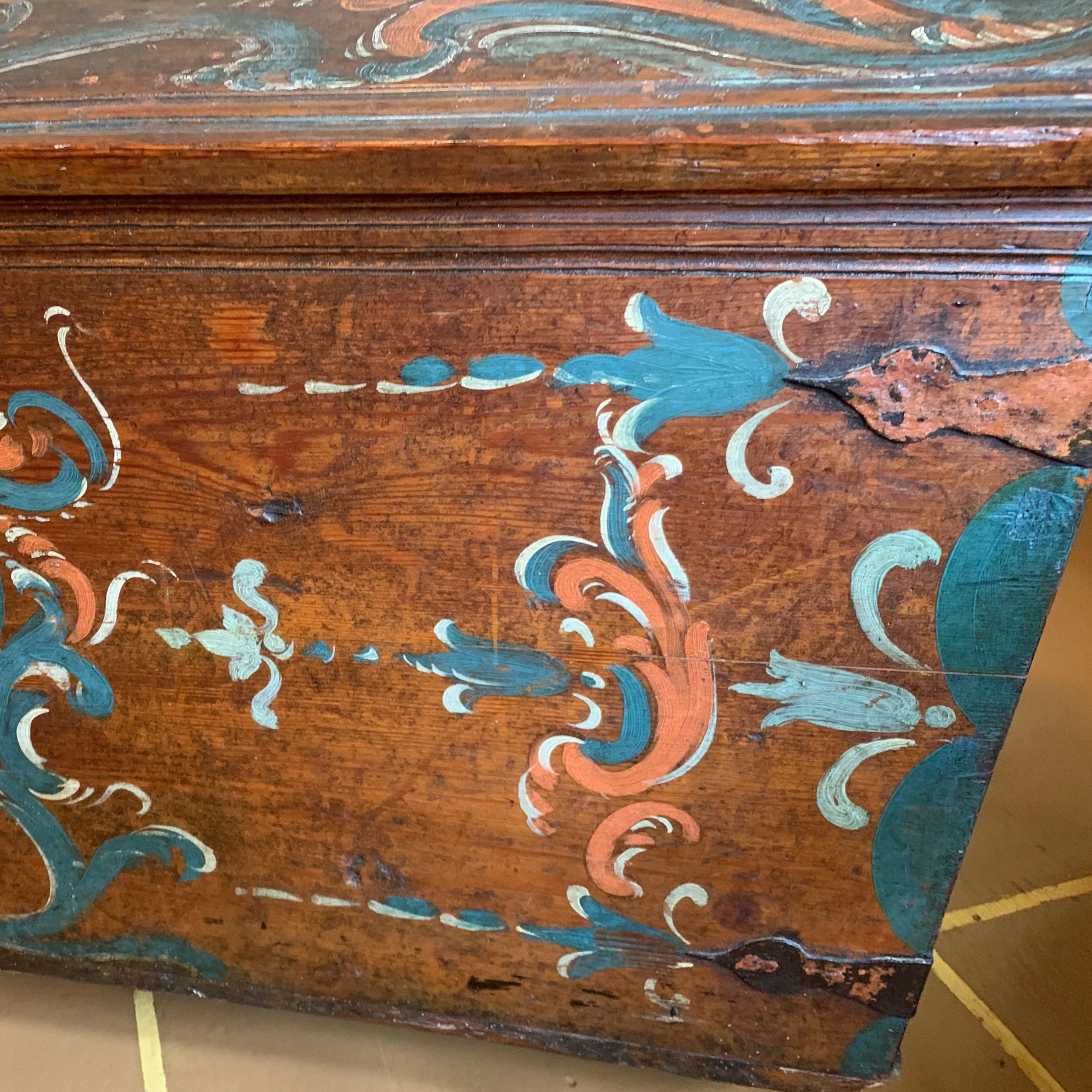 colorful-antique-swedish-painted-dowry-chestblanket-chest-18th-century (7)-detail