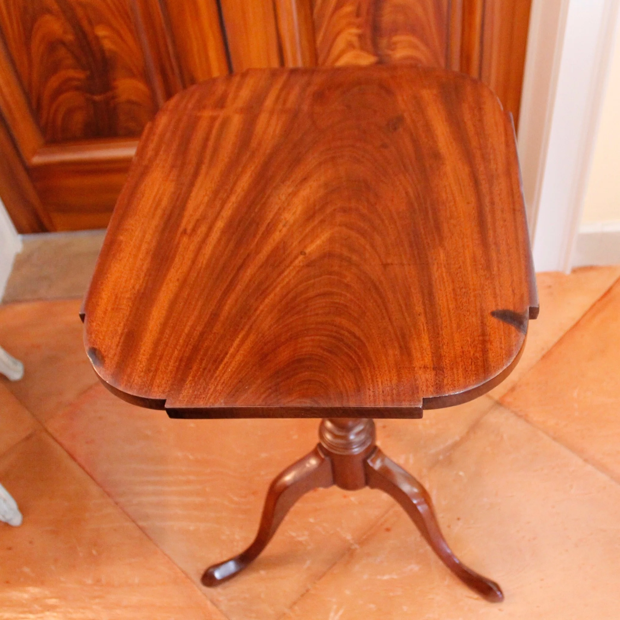 American-New-England-Federal-Mahogany-Tilt-Top-Candlestand-Table (5)