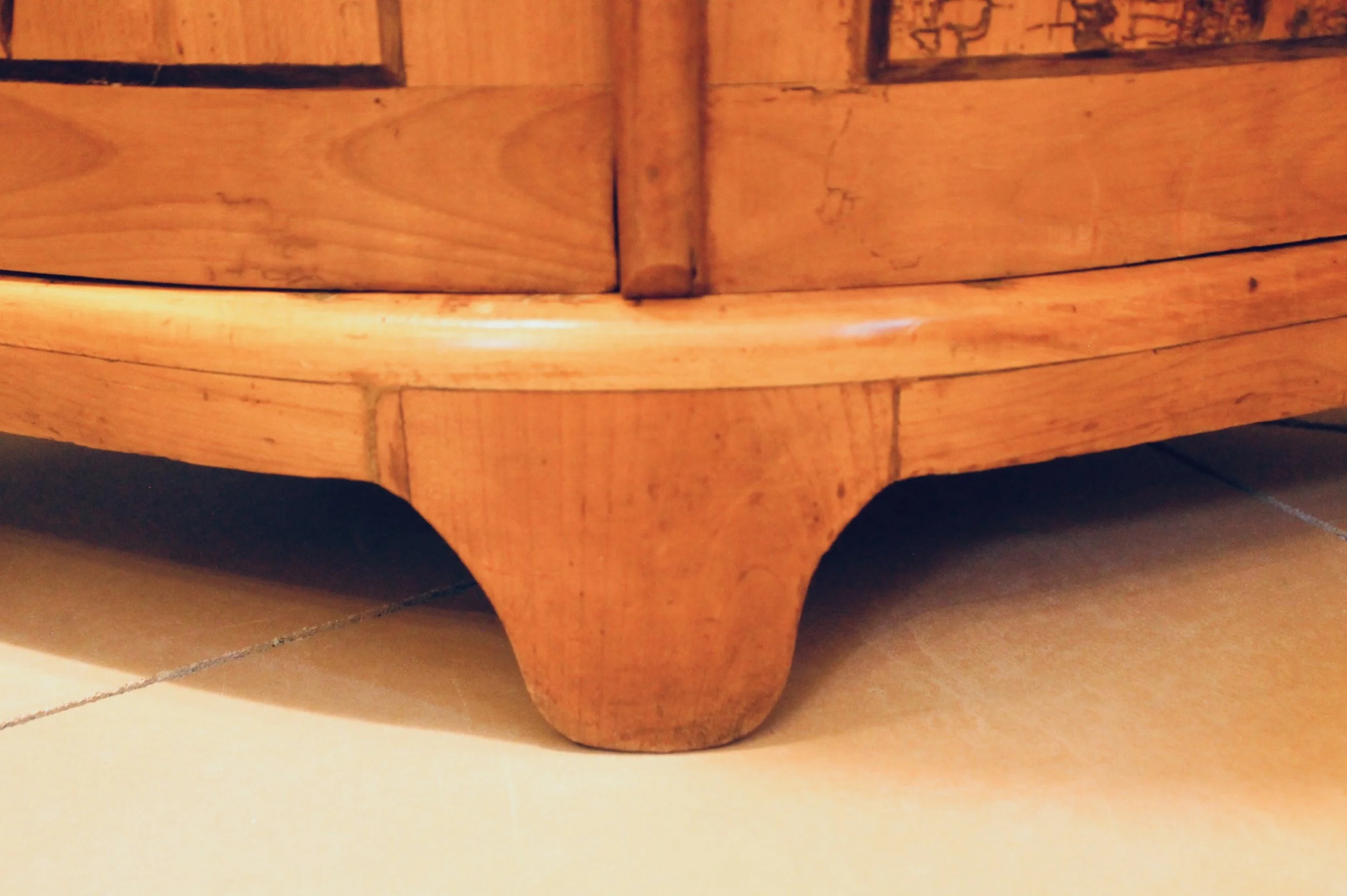 Pair-of-antique-Continental-Fruitwood-Corner-Cabinets-with-Marquetry (5)-detail