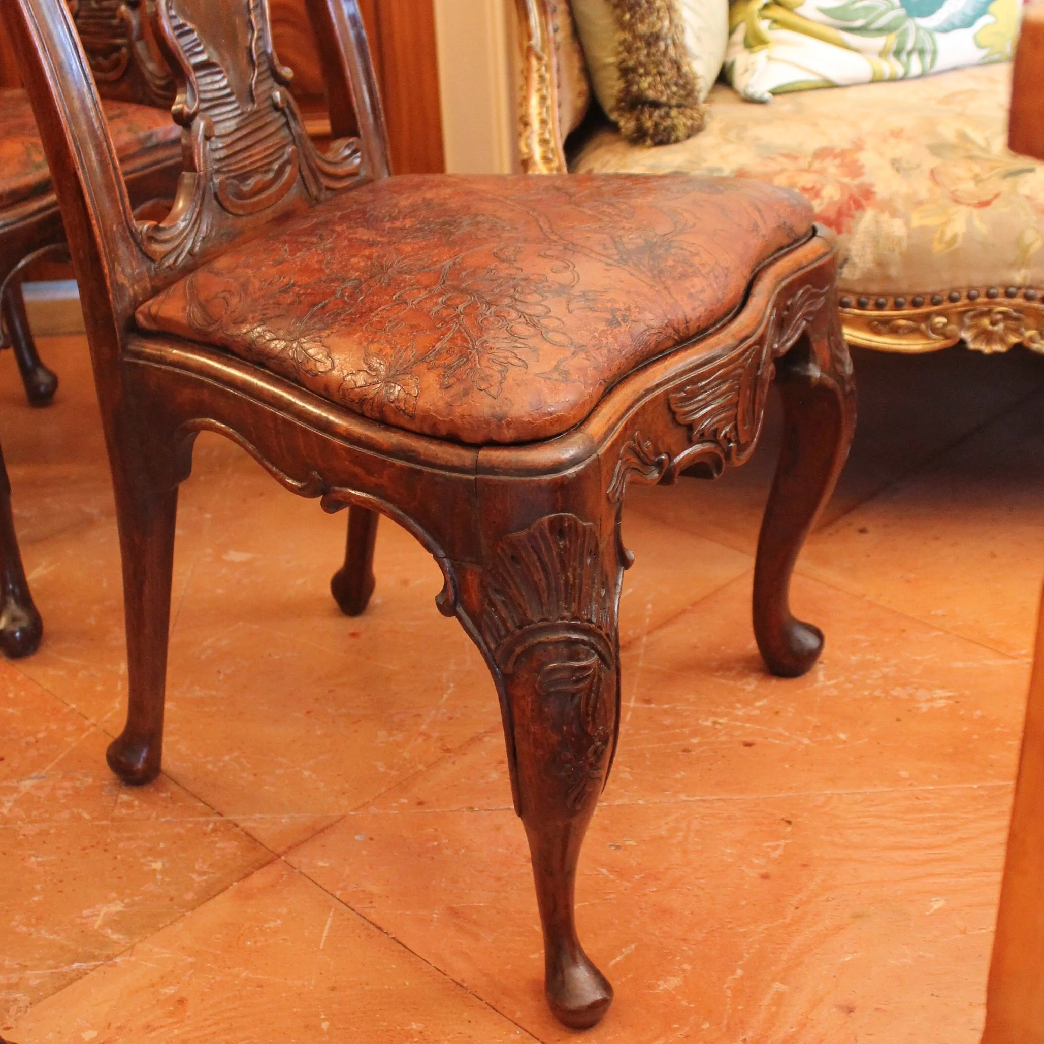 Set-of-Six-Portuguese-or-Spanish-Rococo-Dining-Chairs-18th-Century (11)