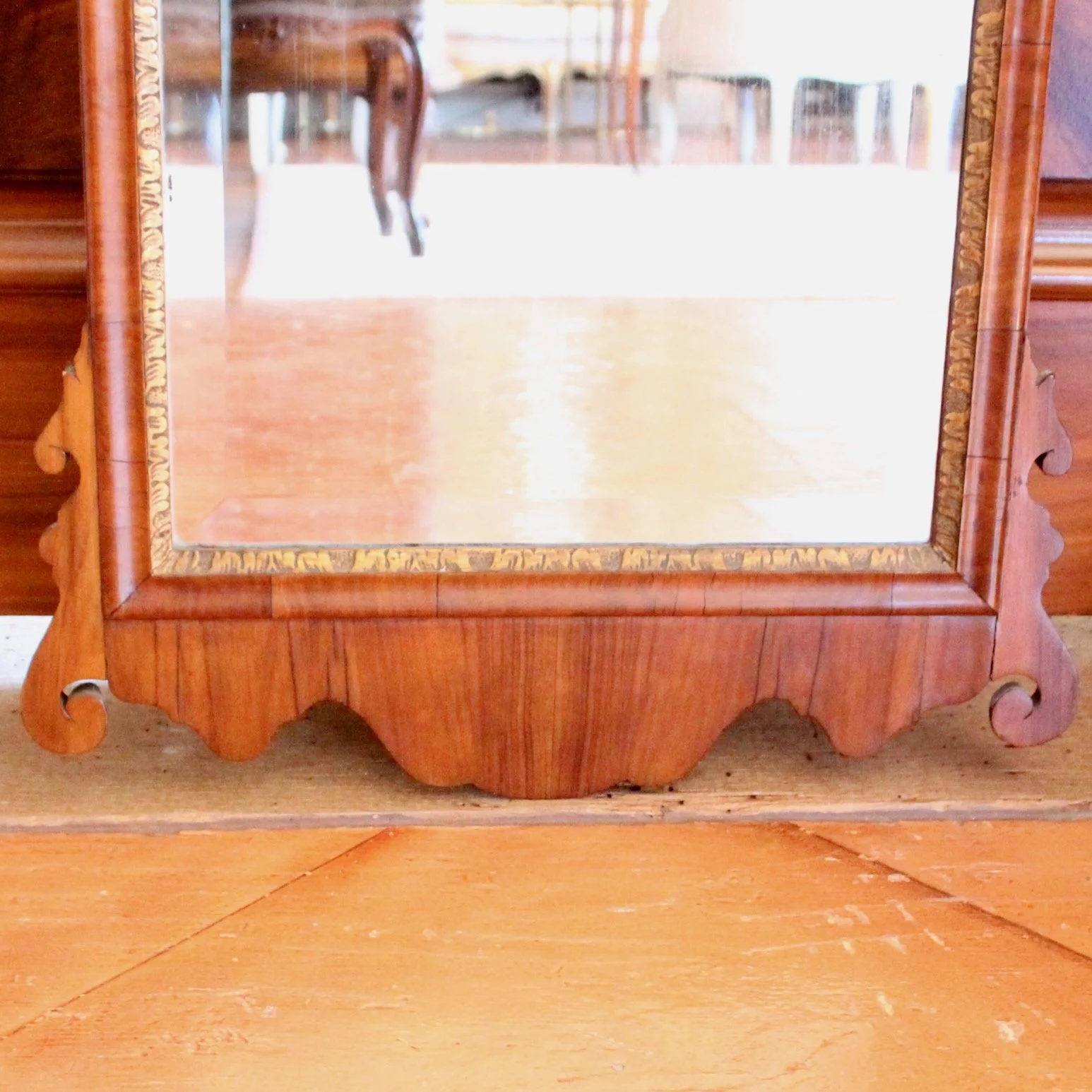George-II-Period-Walnut-And-Parcel-Gilt-Mirror-With-carved-And-Gilt-Shell-Crest (8)-bottom