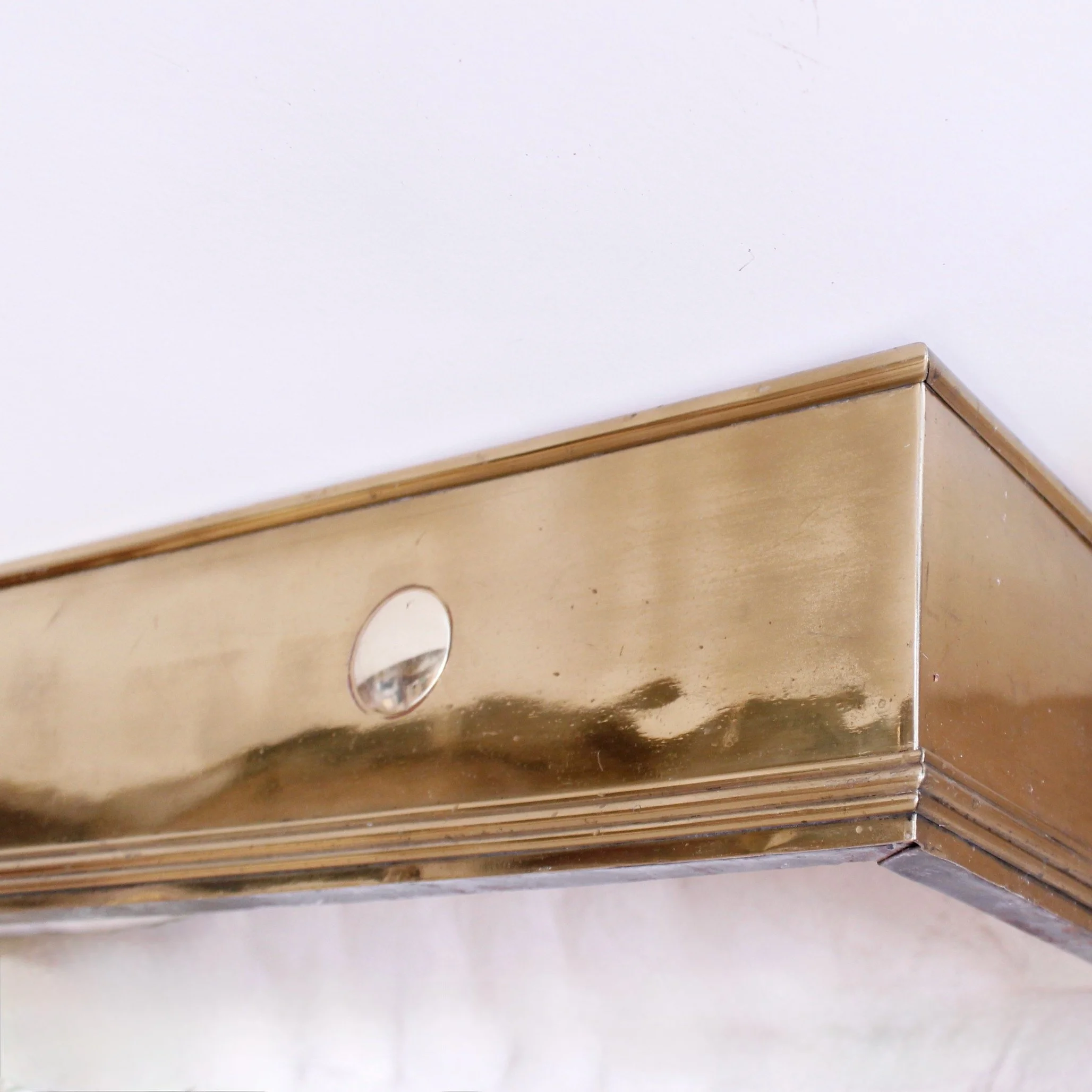 Edwardian-Brass-Fender-with-Applied-Brass-Elements (6)