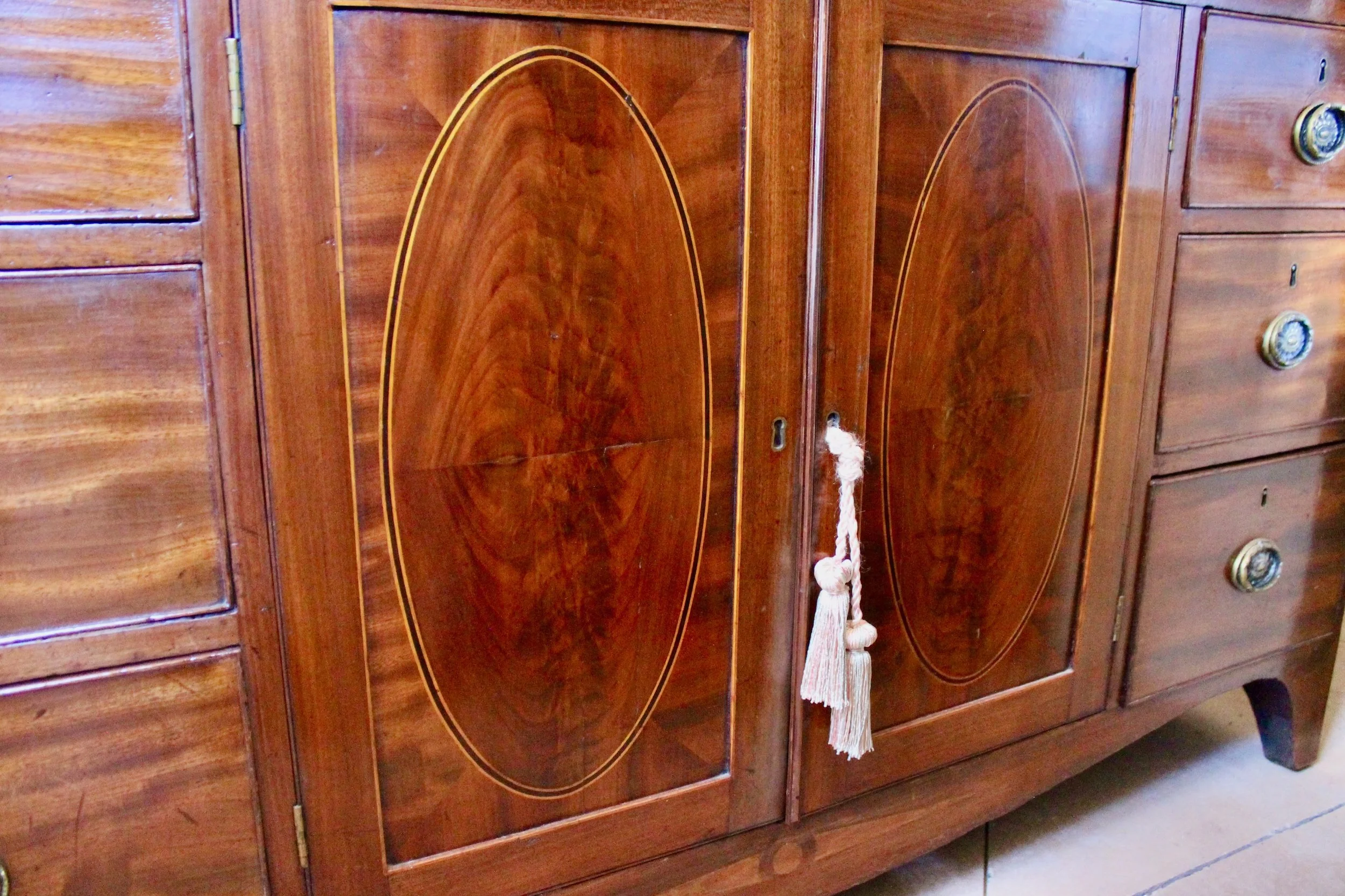 antique-Georgian-Figured-Mahogany-Glass-Front-Bookcase (9)-doors