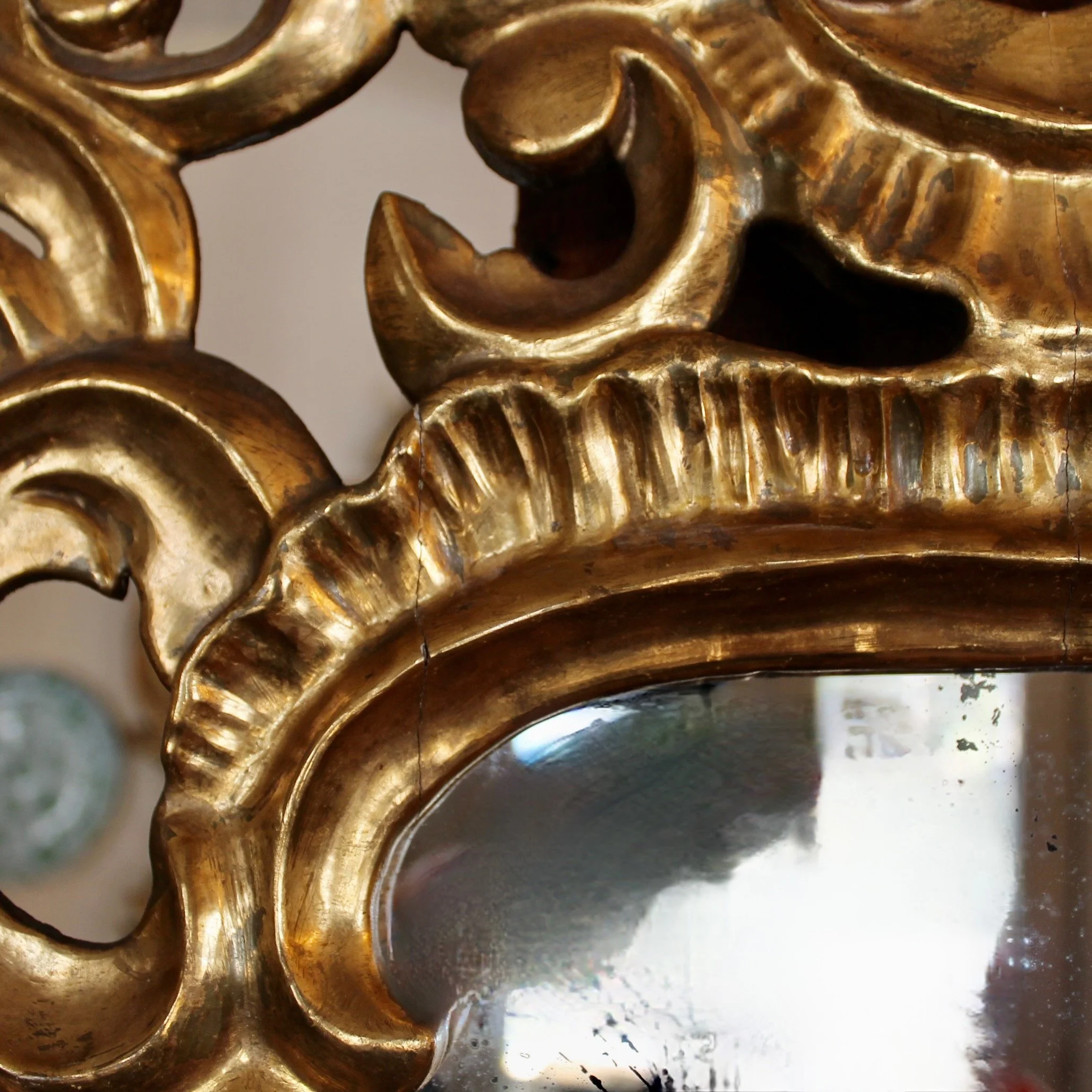 Small-Italian-Giltwood-Carved-Baroque-Style-Mirror (5)-detail