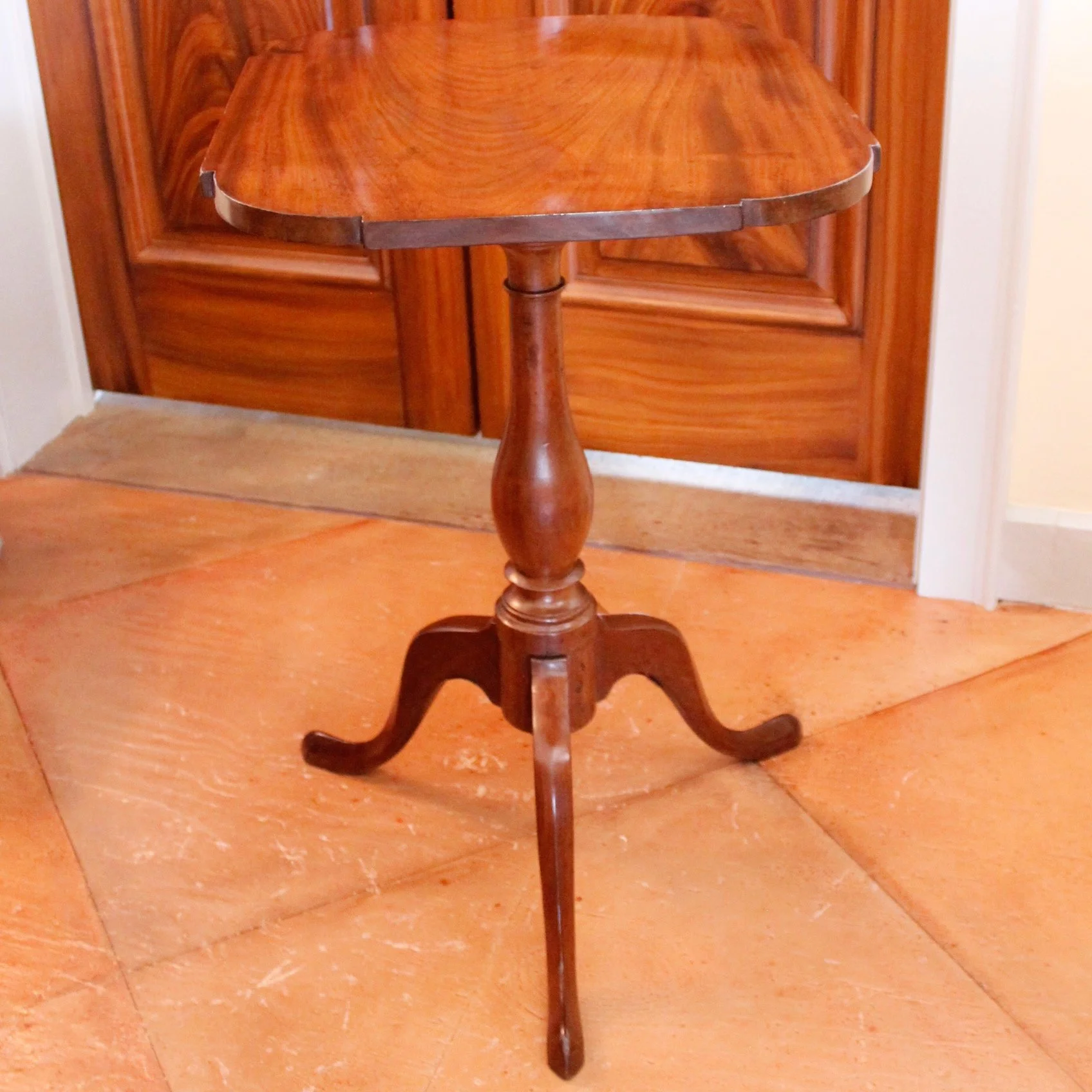 American-New-England-Federal-Mahogany-Tilt-Top-Candlestand-Table (12)