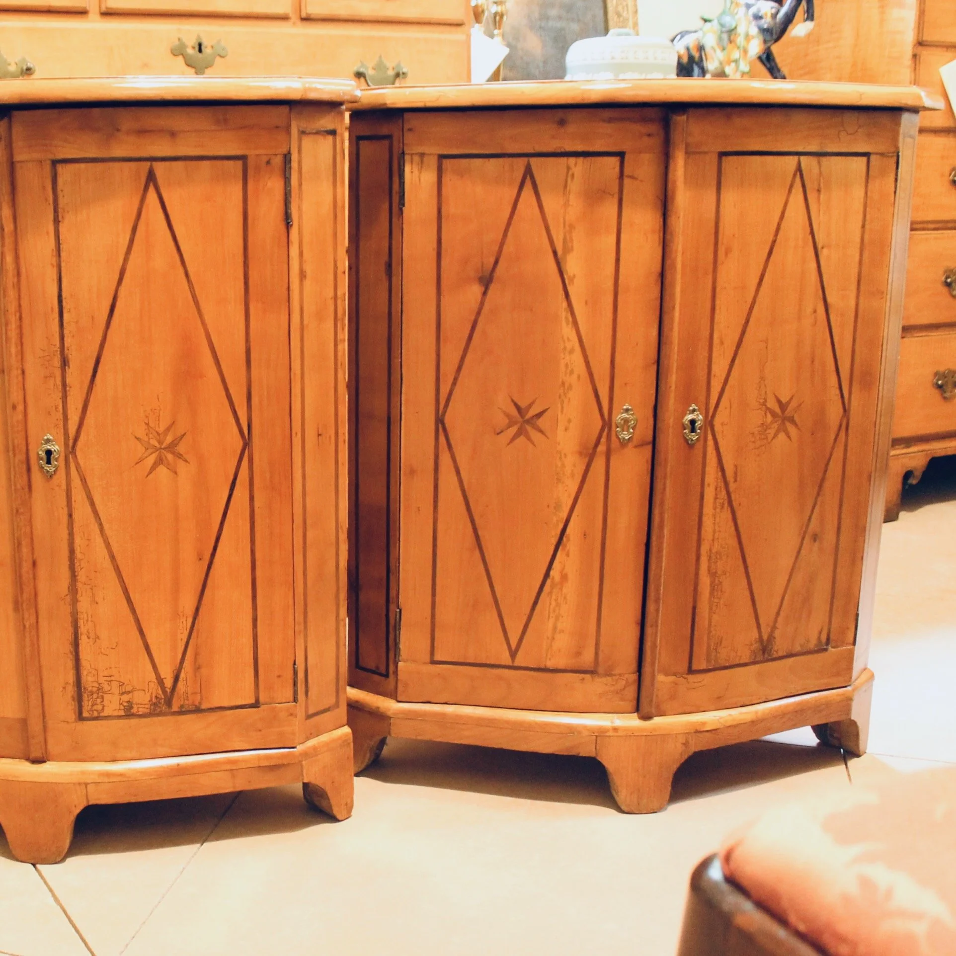 Pair-of-antique-Continental-Fruitwood-Corner-Cabinets-with-Marquetry (4)