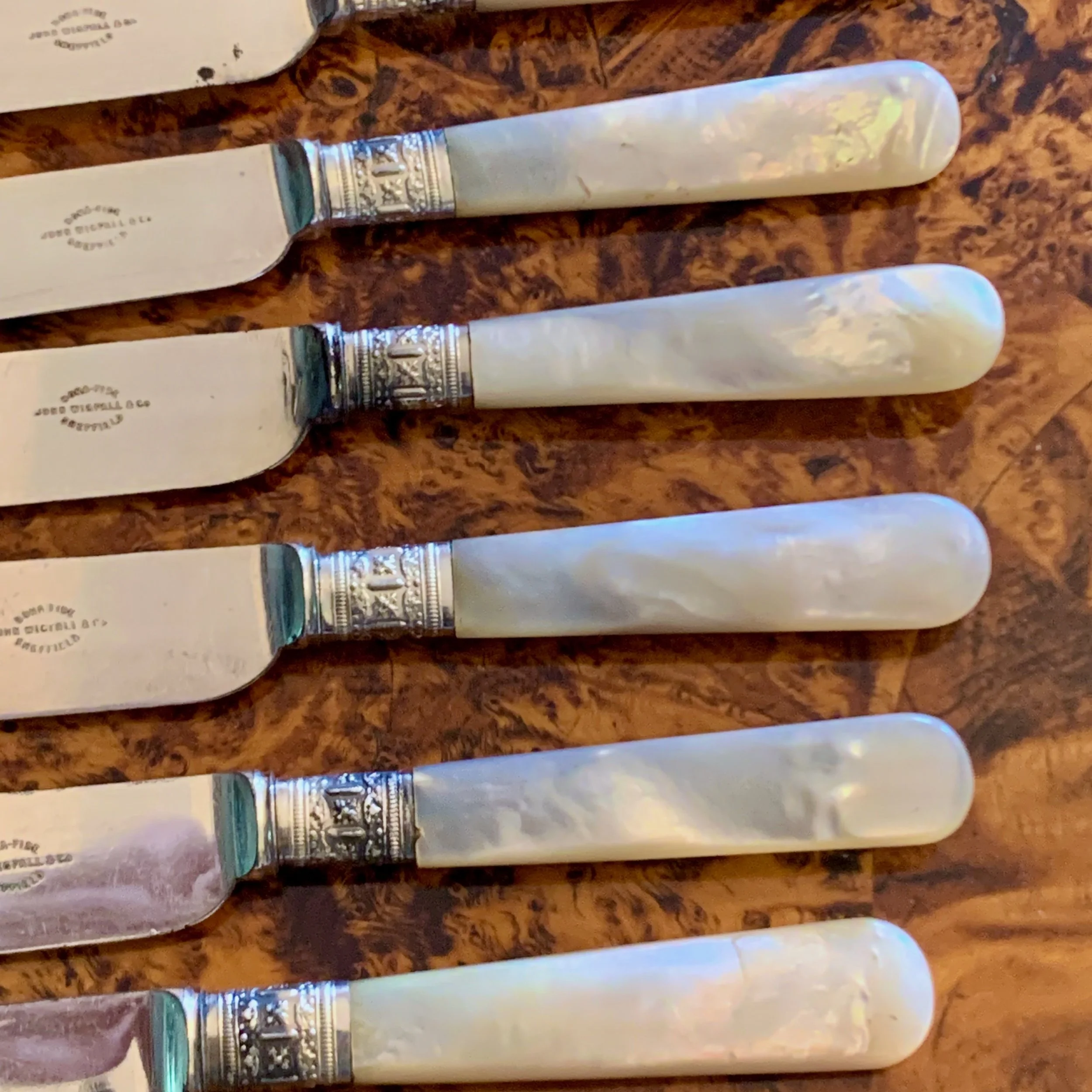 John-Wigfall-English-Silver-&-Mother-of-Pearl-Knives (4).jpeg