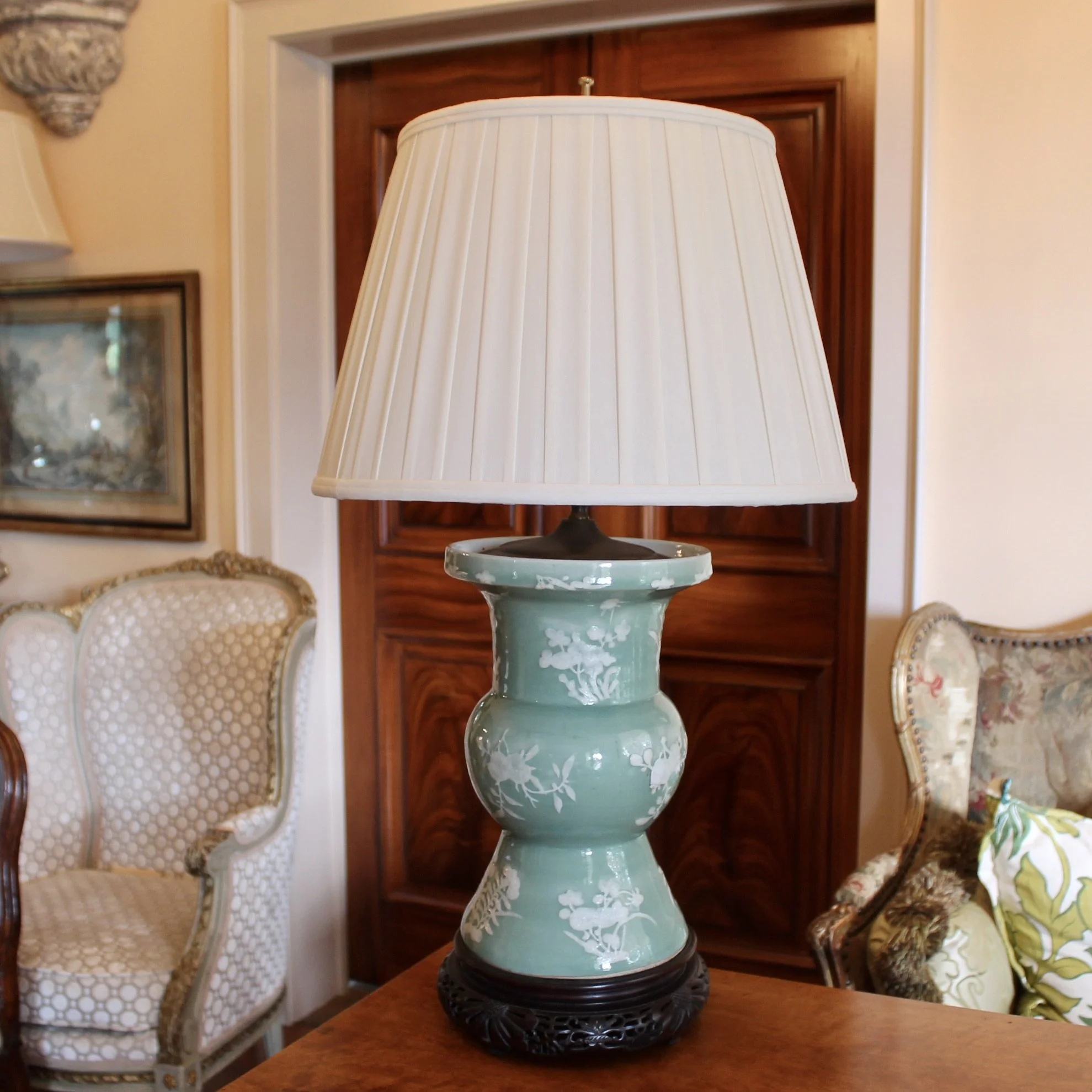 Chinese Celadon Pâte sur Pâte Porcelain Ku Vase Lamp