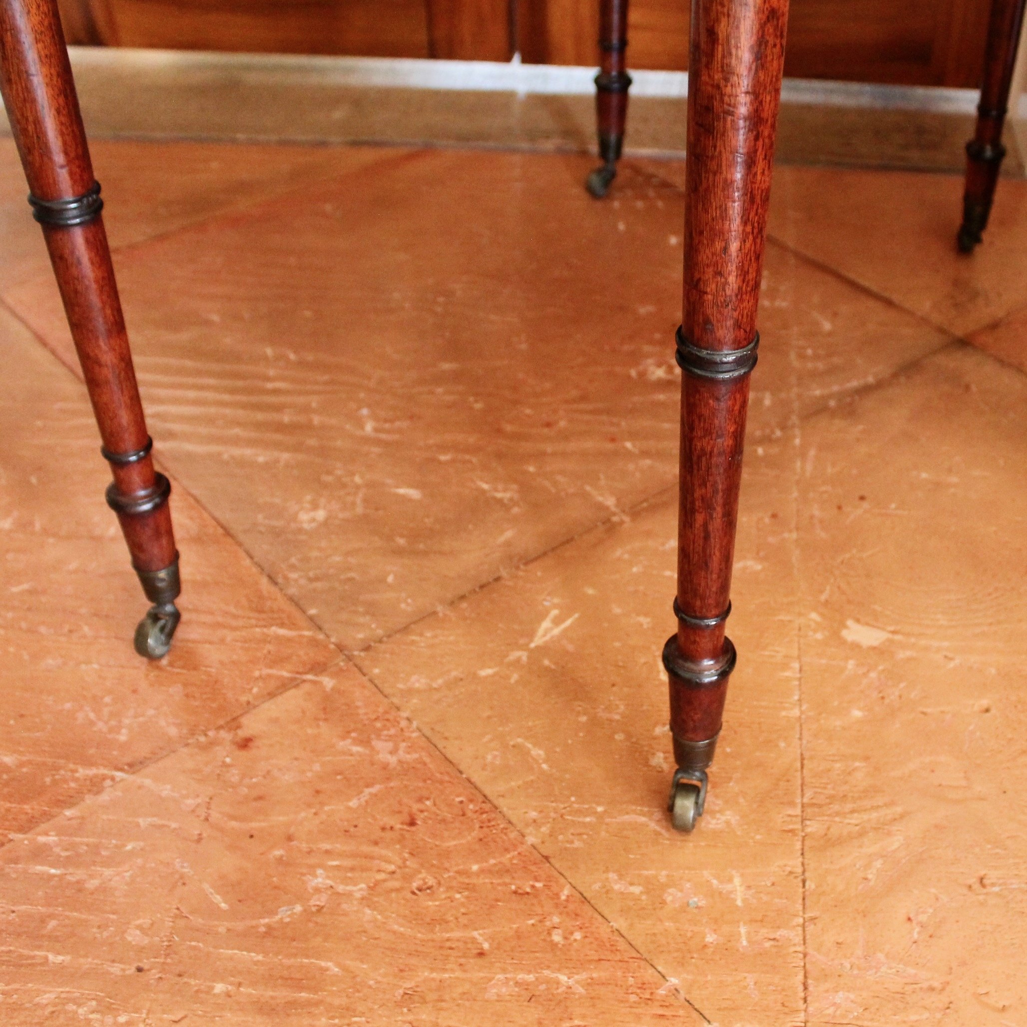Regency-Mahogany-and-Ebonized-Pembroke-Table-leg