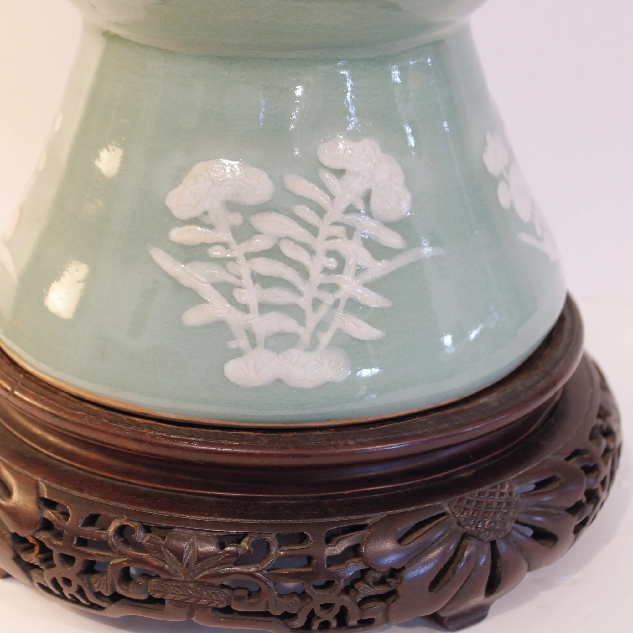 Chinese Celadon Pâte sur Pâte Porcelain Ku Vase Lamp