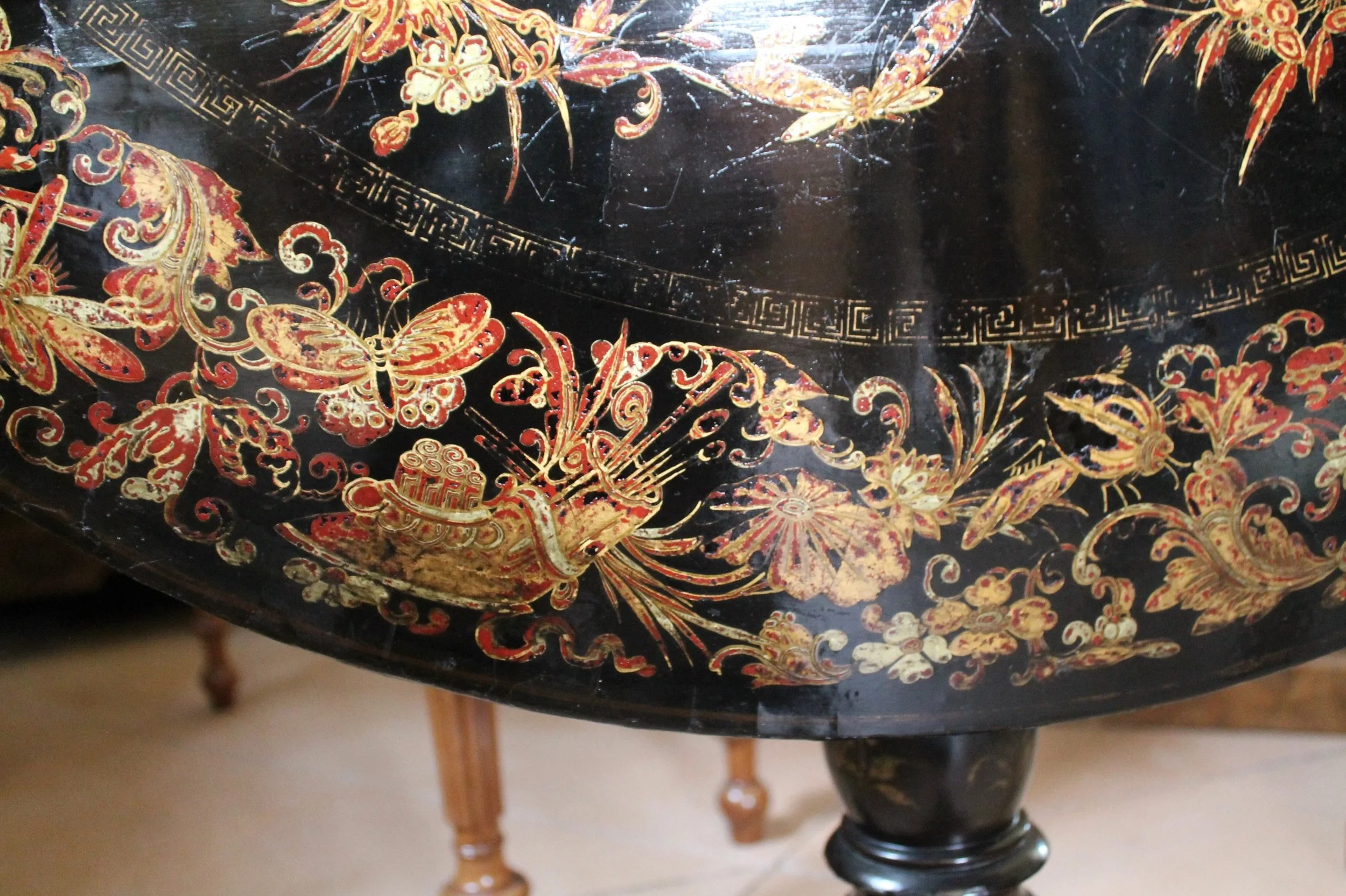 Chinese-Export-Black-Lacquer-And-Gilt-Decorated-Tilt-Top-Center-Table-detail