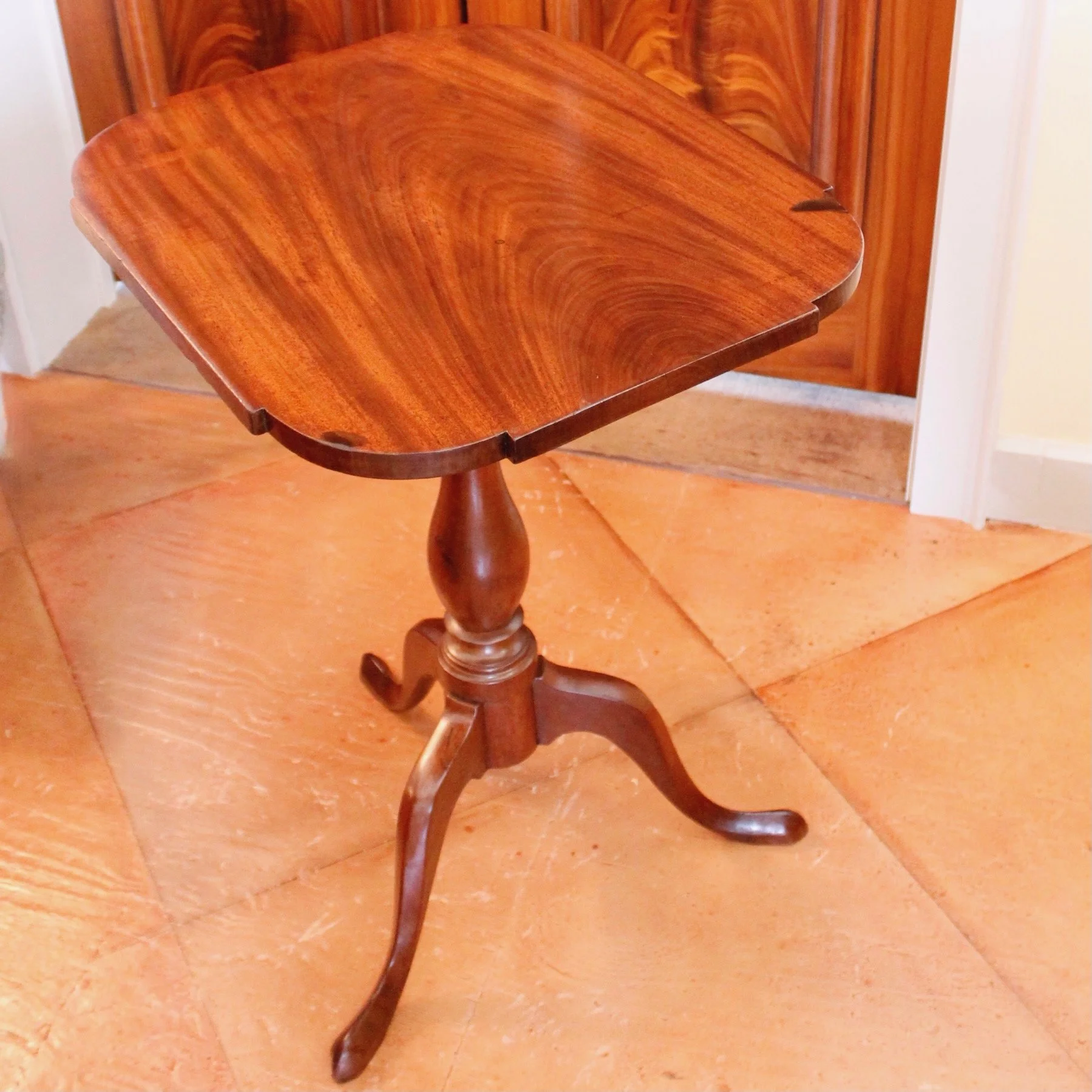 American-New-England-Federal-Mahogany-Tilt-Top-Candlestand-Table (4)