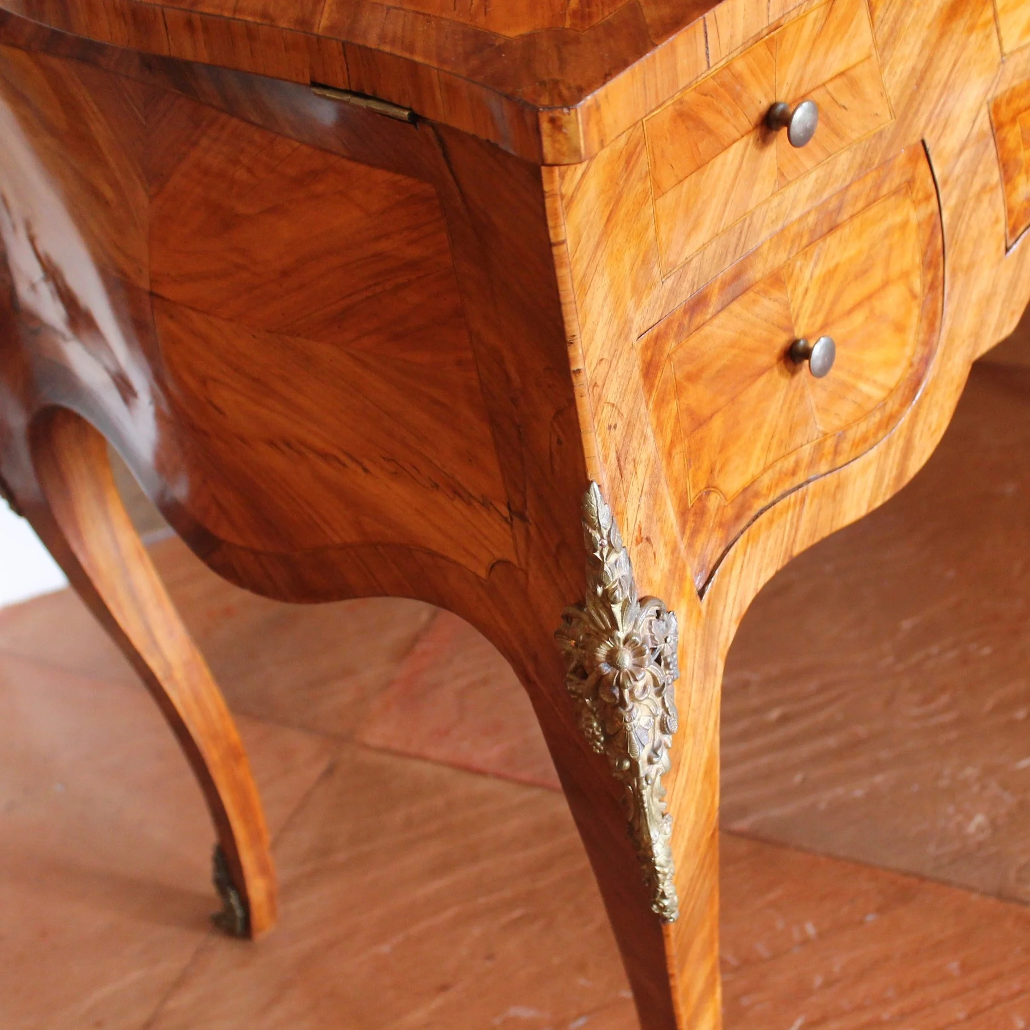 French-Louis-XV-Style-Marquetry-Satinwood-And-Tulipwood-dressing-Table-detail