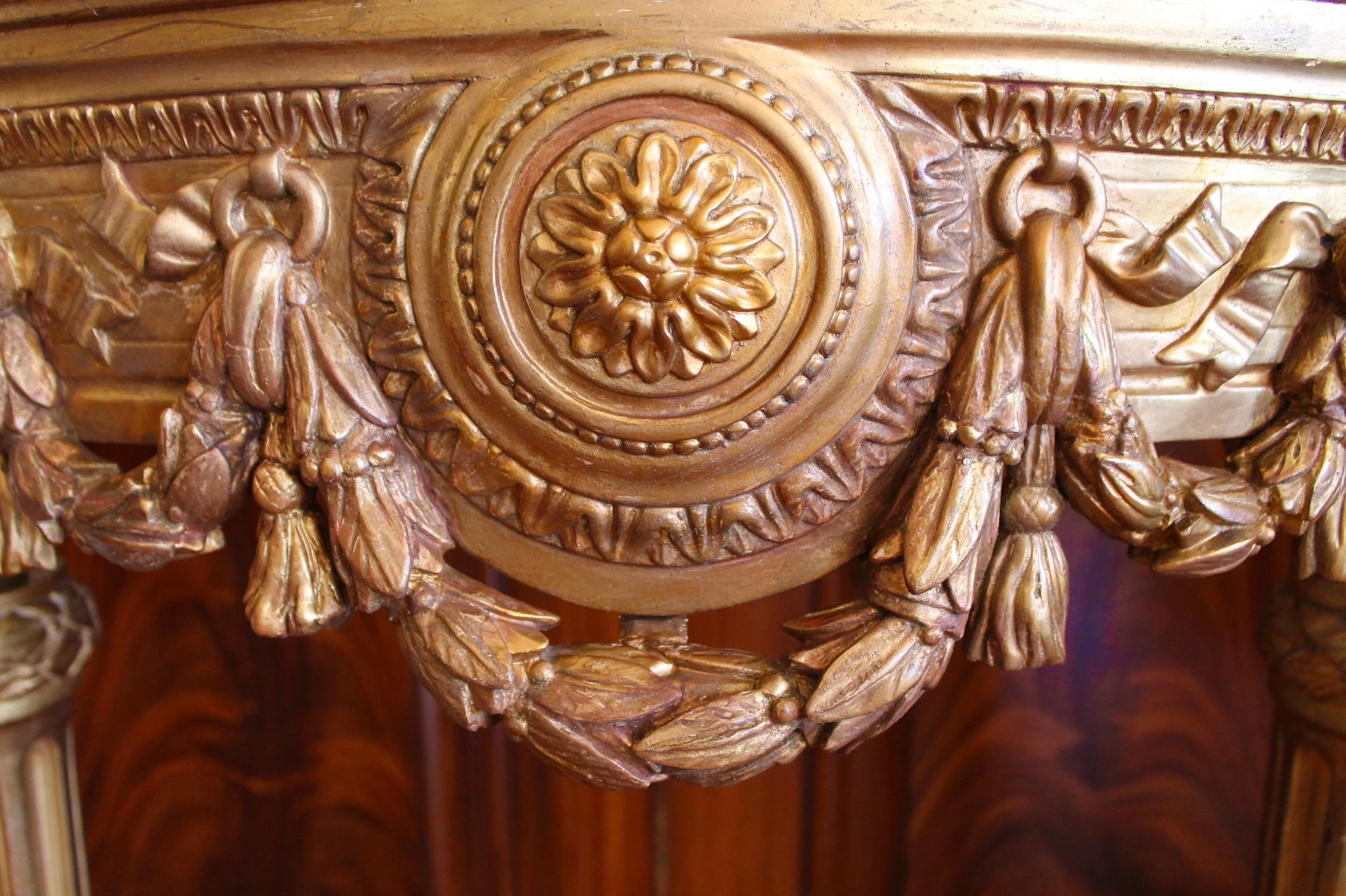 Italian-Neoclassical-Demilune-Gilt-Wood-Console-Table-detail
