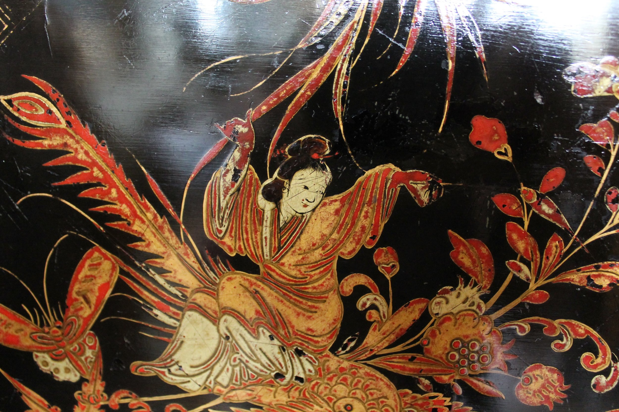 Chinese-Export-Black-Lacquer-And-Gilt-Decorated-Tilt-Top-Center-Table-top-detail