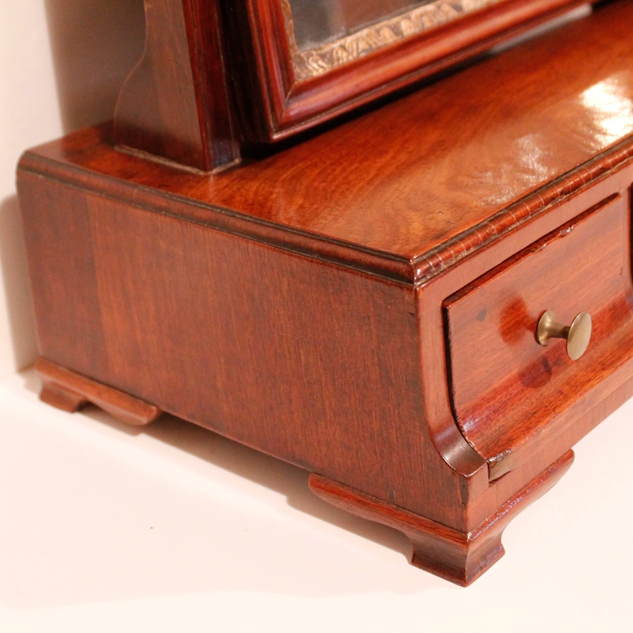 Georgian-Period-Walnut-and parcel-Gilt-Dressing-Mirror (7)-base