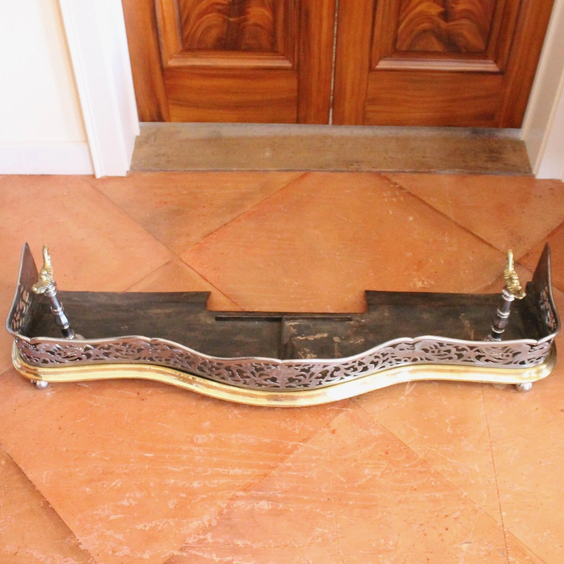 Antique-English-Polished-Steel-and-Brass-Open-Frieze-Fender (3)