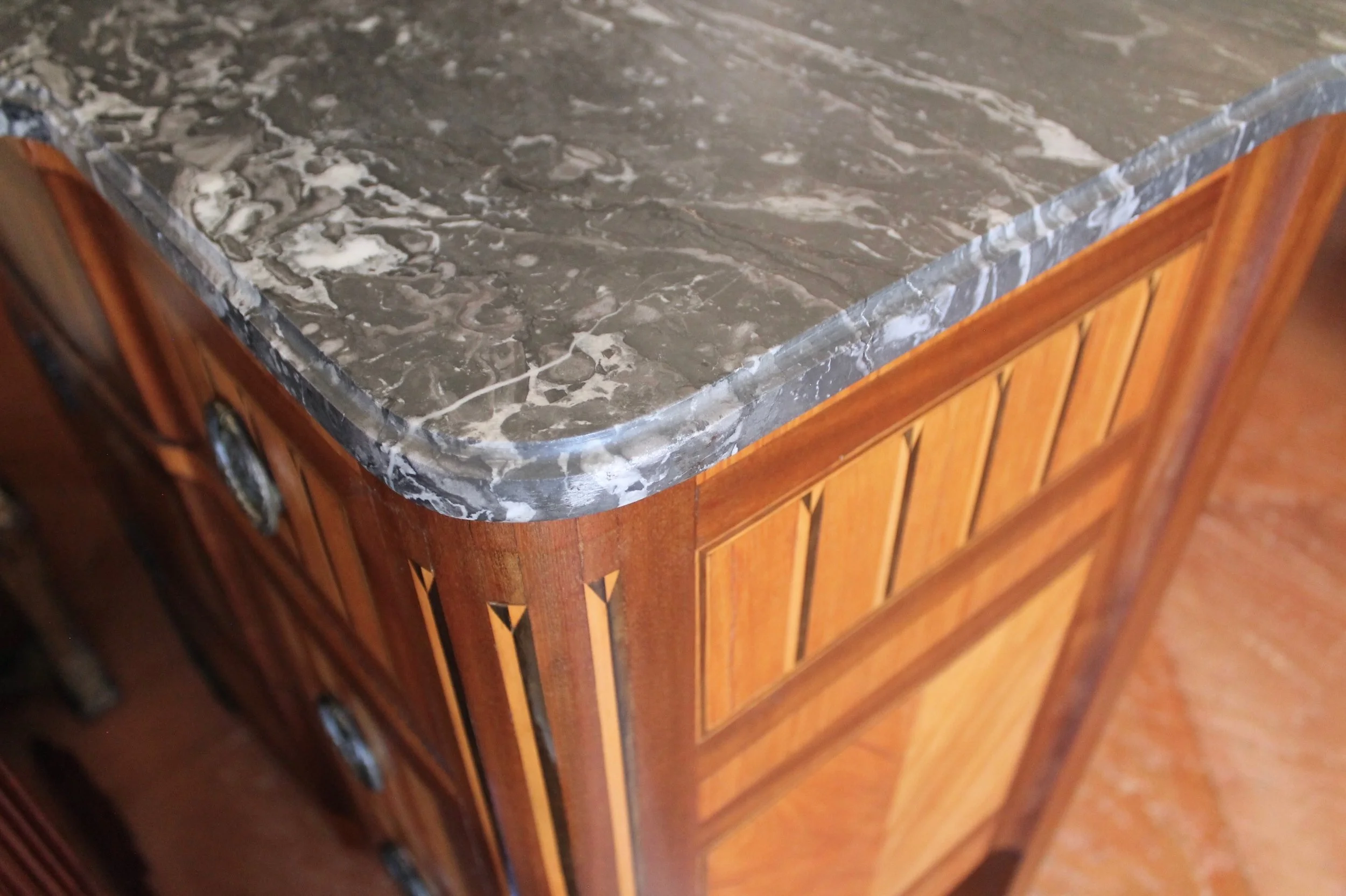 french-transitional-marquetry-commode-with-dark-grey-breche-sainte-anne-marble-top (5)