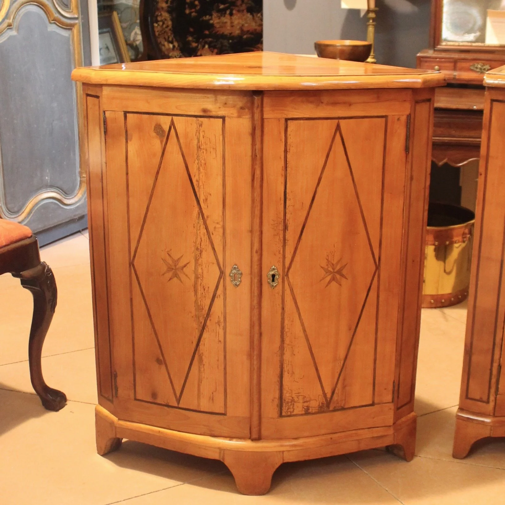 Pair-of-antique-Continental-Fruitwood-Corner-Cabinets-with-Marquetry (3)