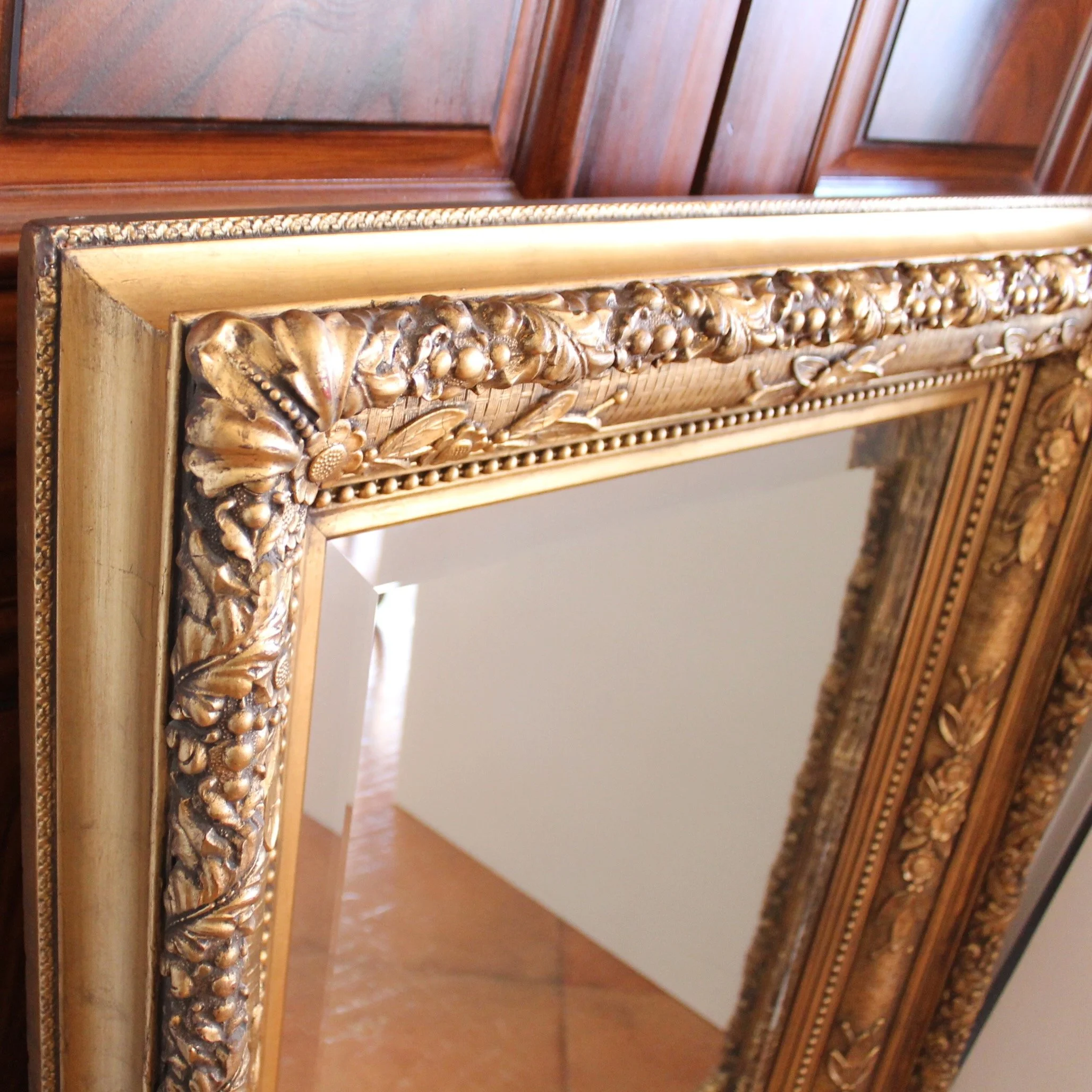 Large-English-Gilded-Wall-Mirror-With-Flowers And Basketweave Composition (7)