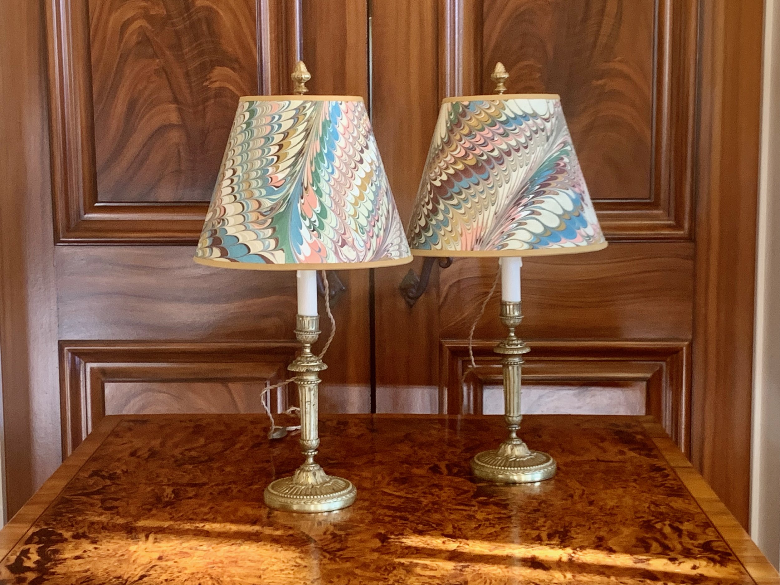 Pair-French-Louis-XVI-Period-Candlestick-Lamps-with-Marbleized-Shades (3)
