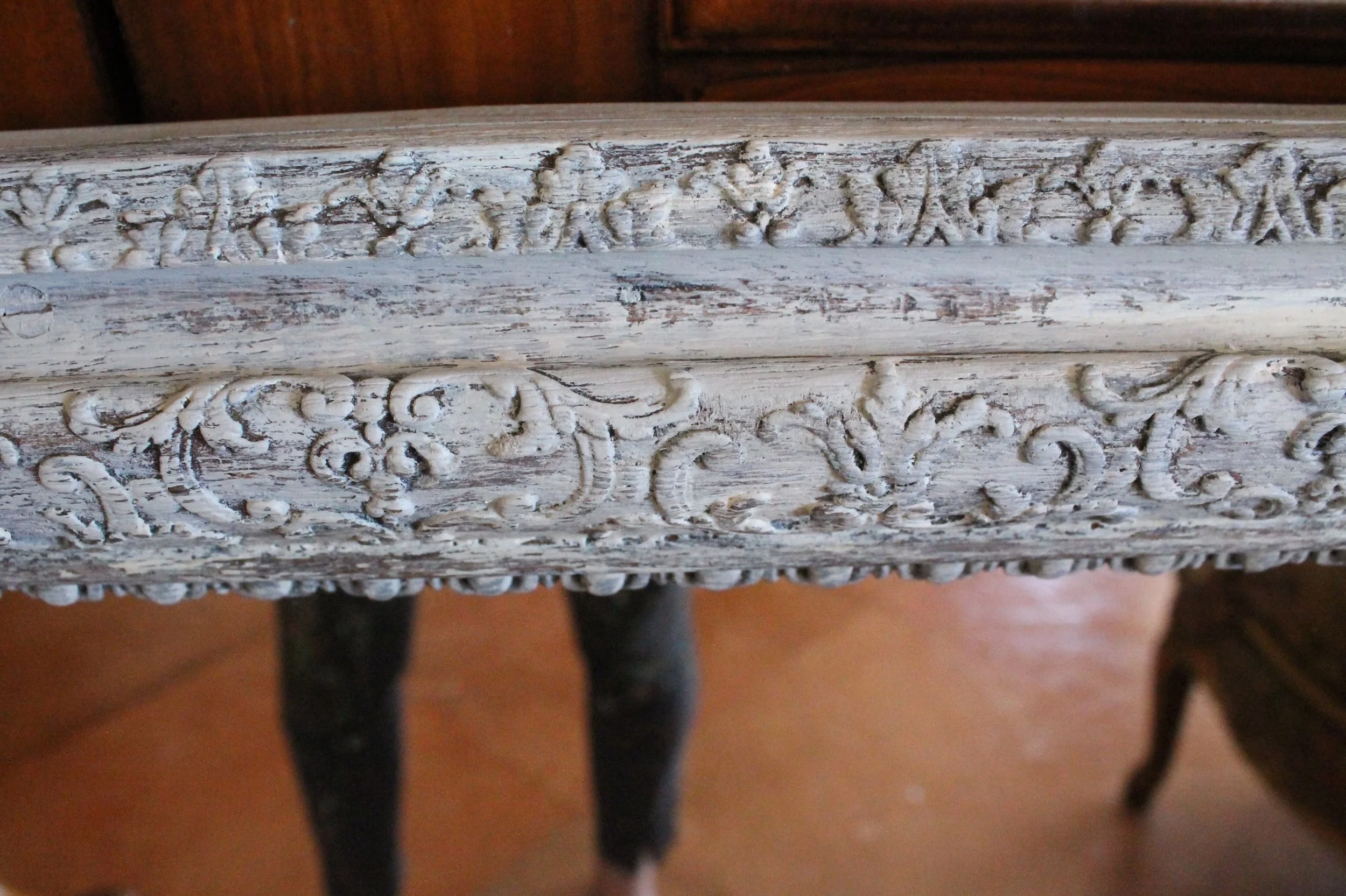French-Régence-carved-grey-painted-Mirror (10)-detail