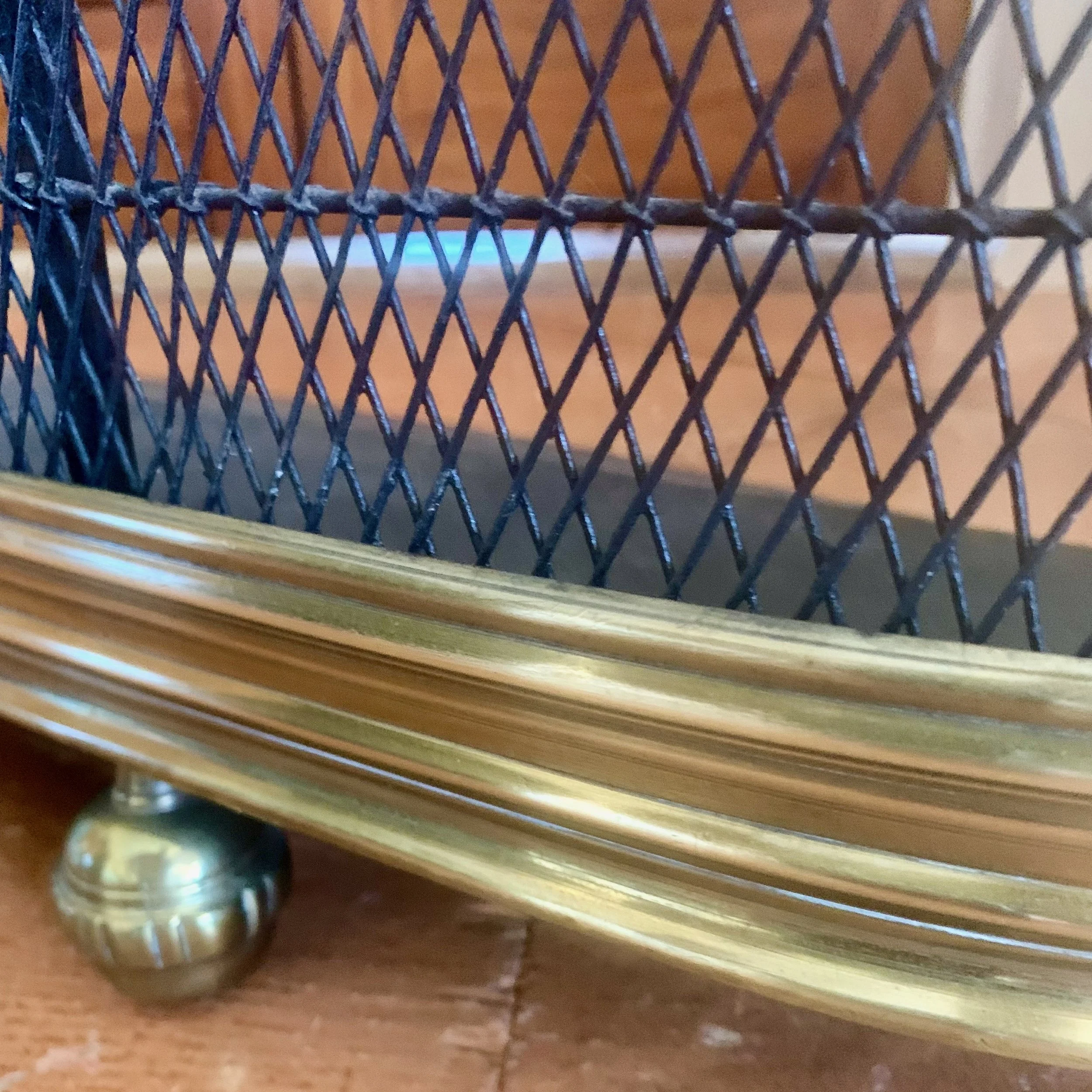 Antique-English-Brass-and-Wirework-Fender (13)-detail