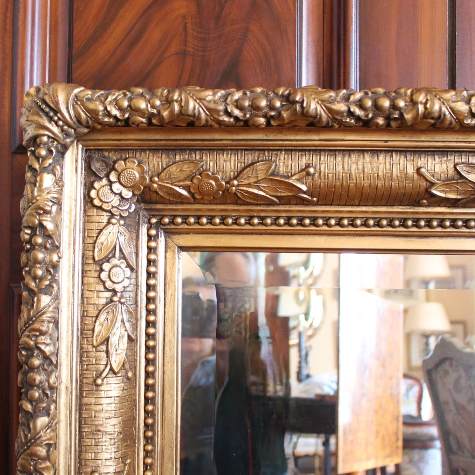 Large-English-Gilded-Wall-Mirror-With-Flowers And Basketweave Composition (4)-corner