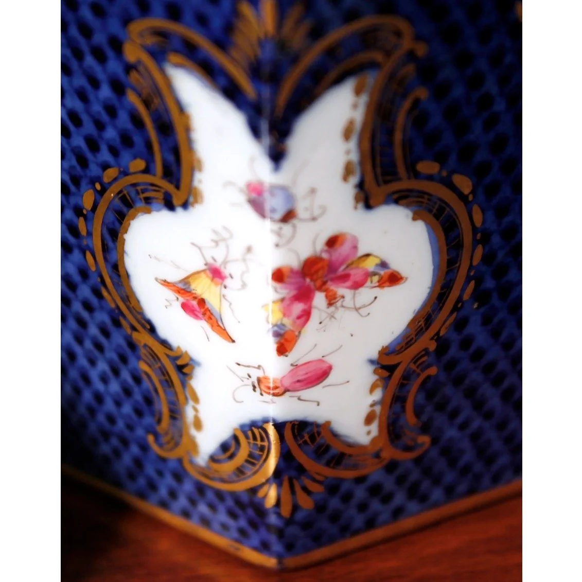 “Chelsea-Bird’-Pattern-Garniture-of-Antique-English-Porcelain (5)