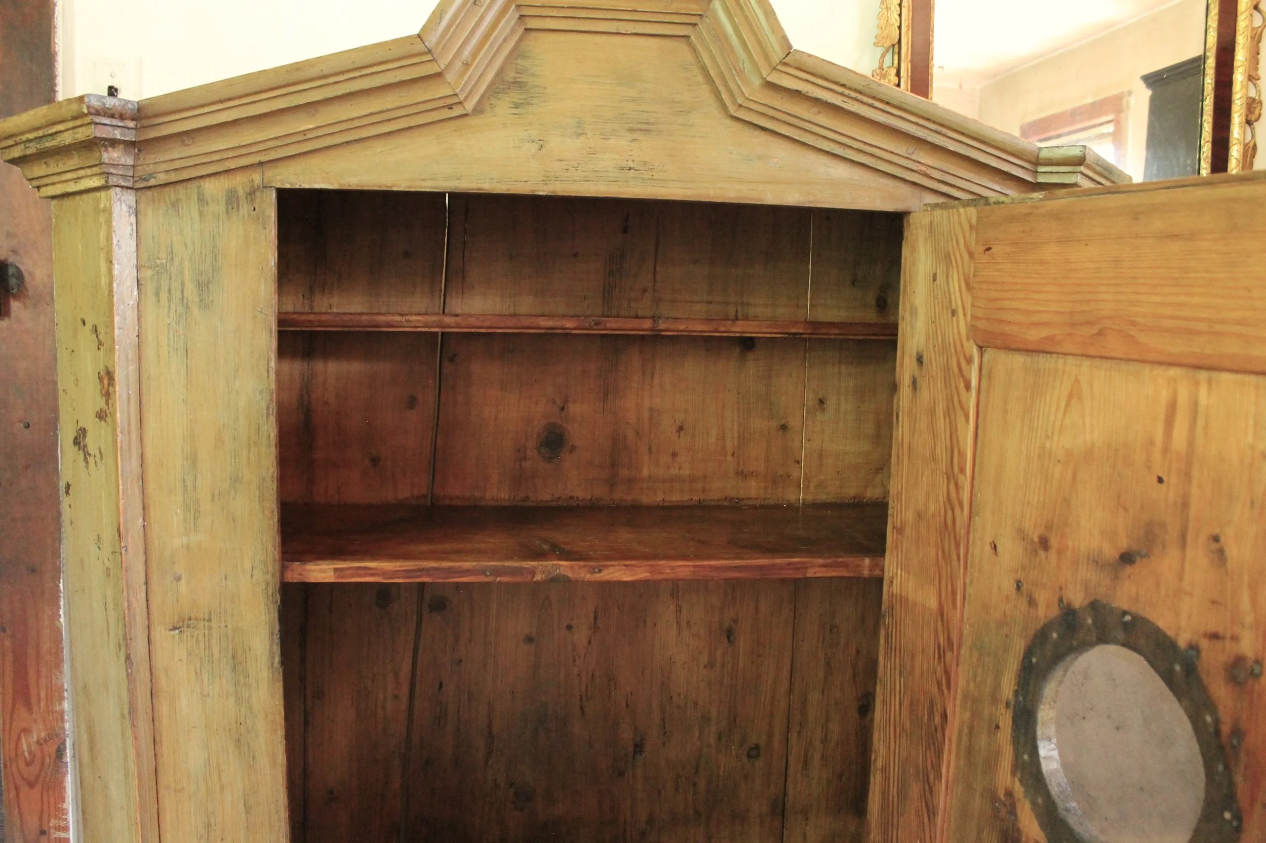 antique-swedish-painted-cupboard-19th-century (3)