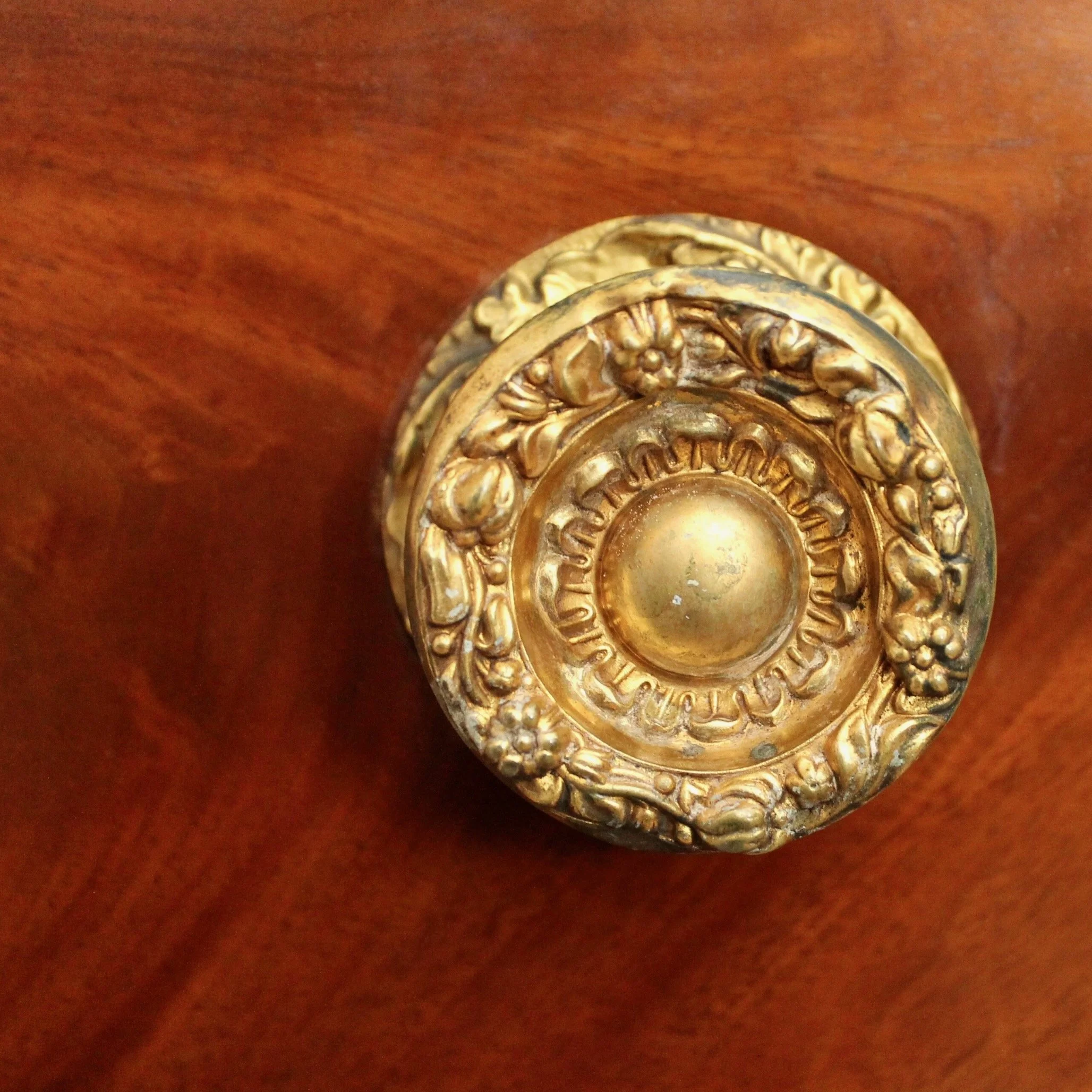 American-Classical-Large-Chest-of-Drawers-19th-century (6)-detail