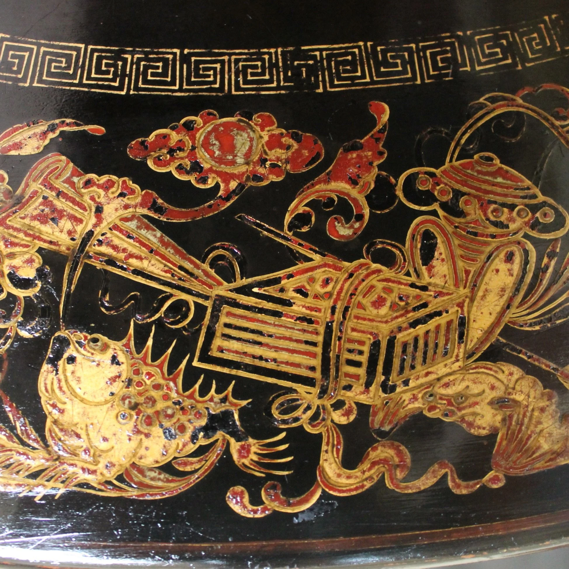 Chinese-Export-Black-Lacquer-And-Gilt-Decorated-Tilt-Top-Center-Table-detail