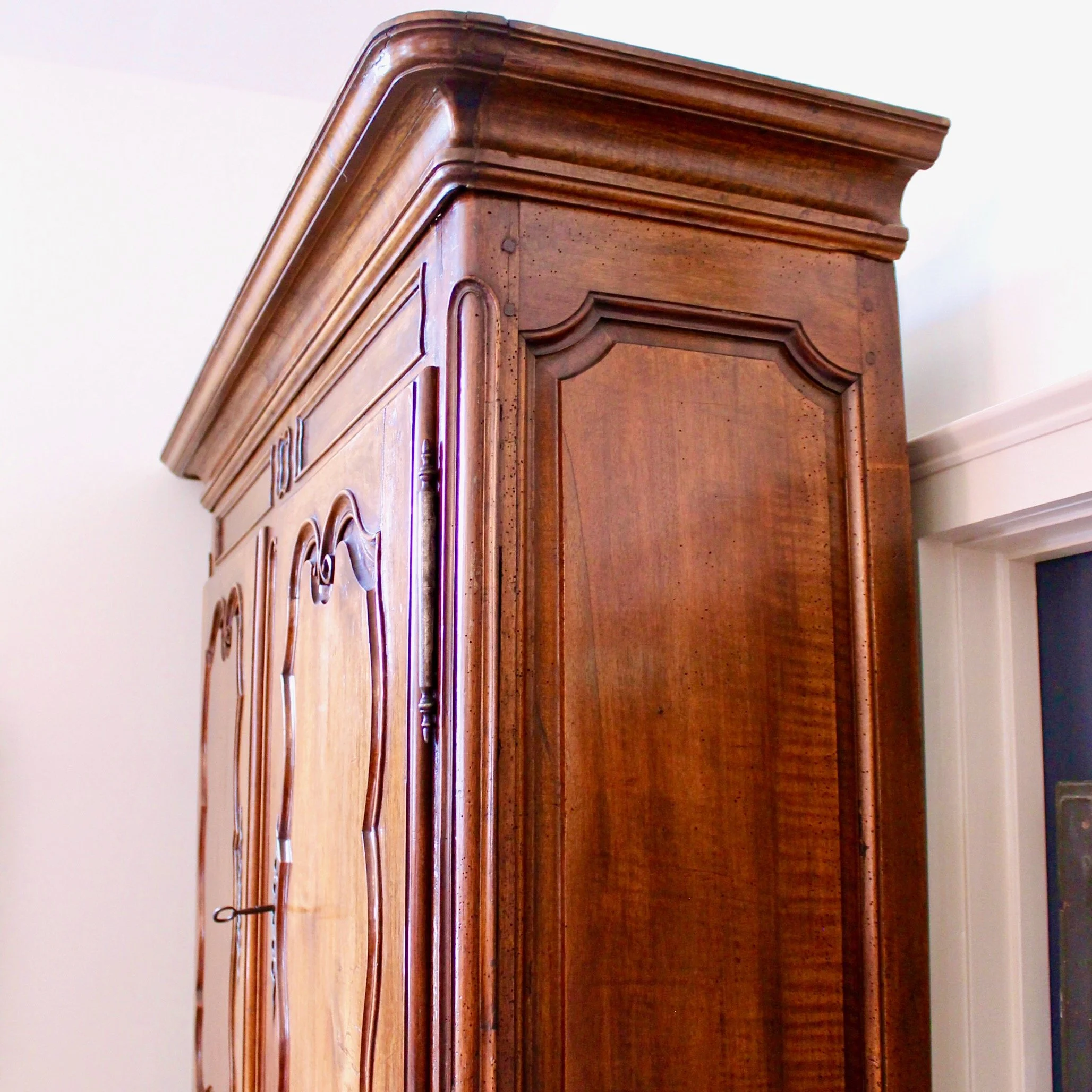 French-Provincial-Walnut-Buffet-à Deux-Corps-Early-19th-Century (12)-side