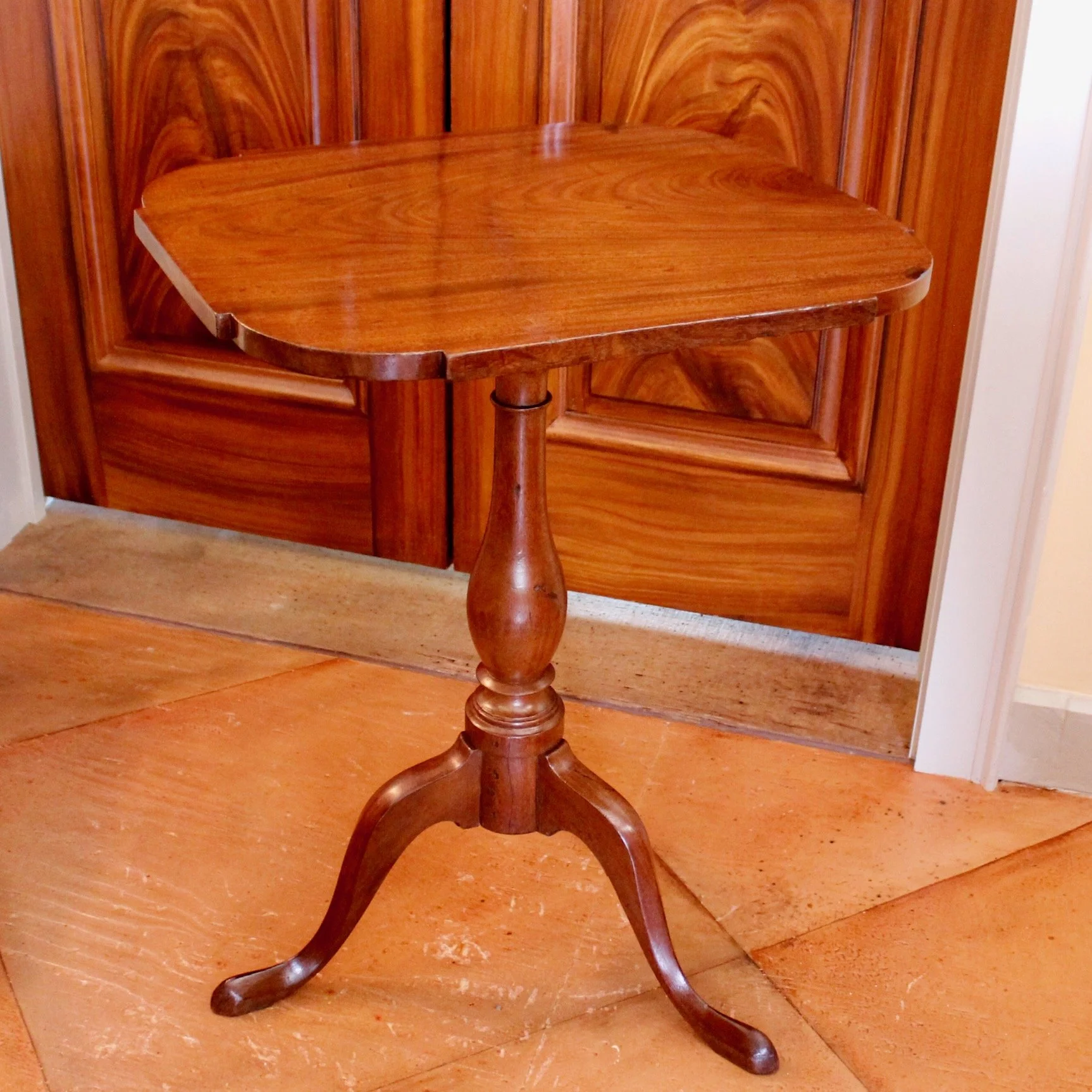 American-New-England-Federal-Mahogany-Tilt-Top-Candlestand-Table (1)