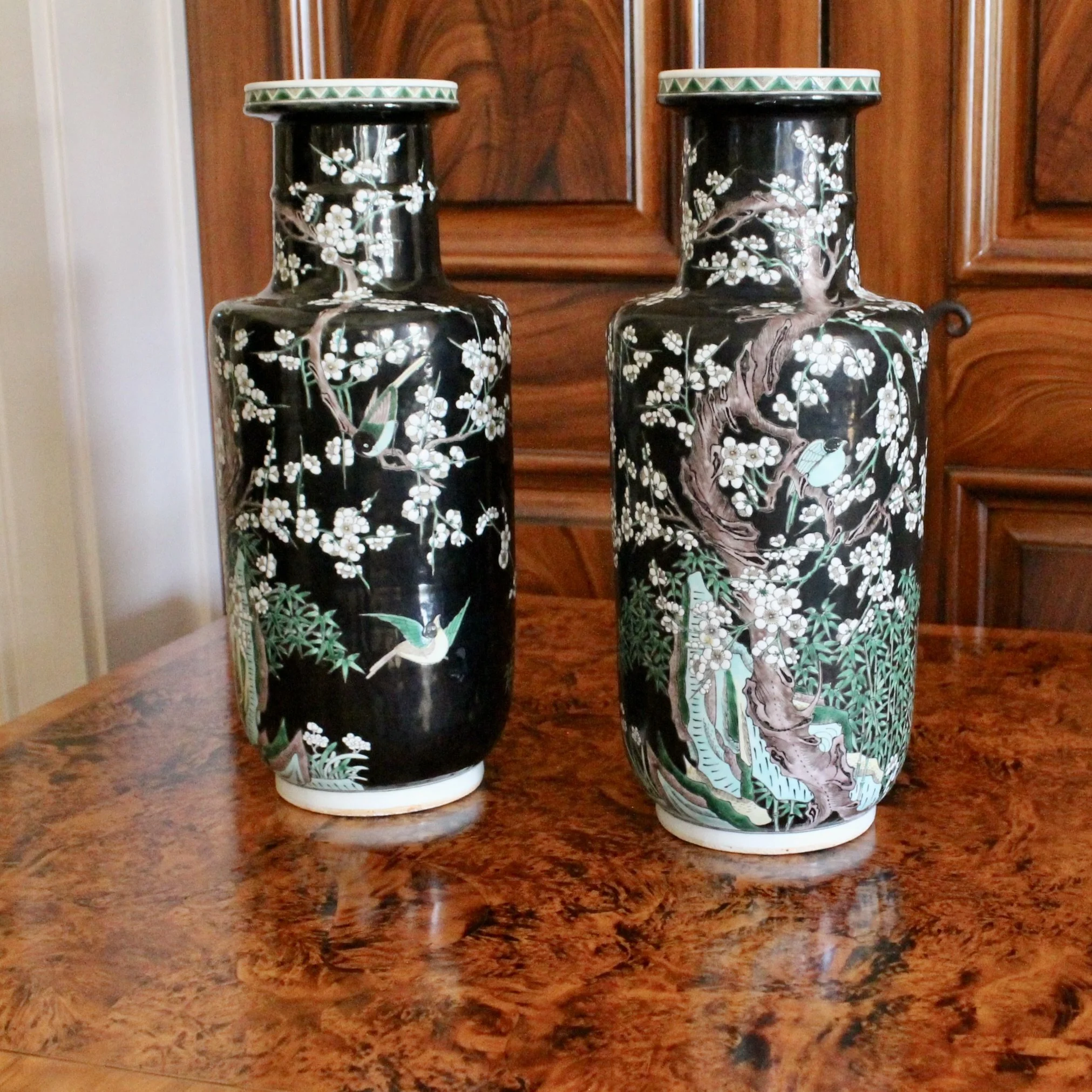 Chinese export Famille noir prunus vases