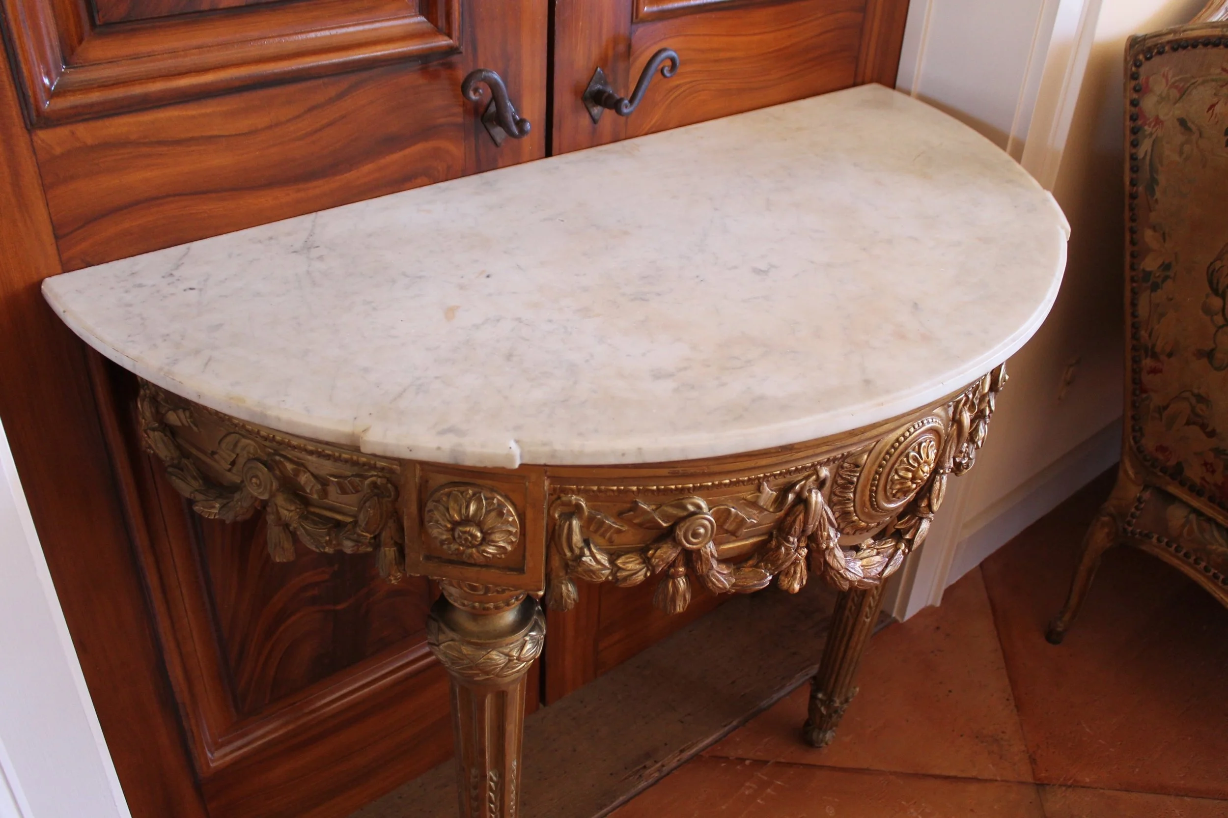 Italian-Neoclassical-Demilune-Gilt-Wood-Console-Table-top
