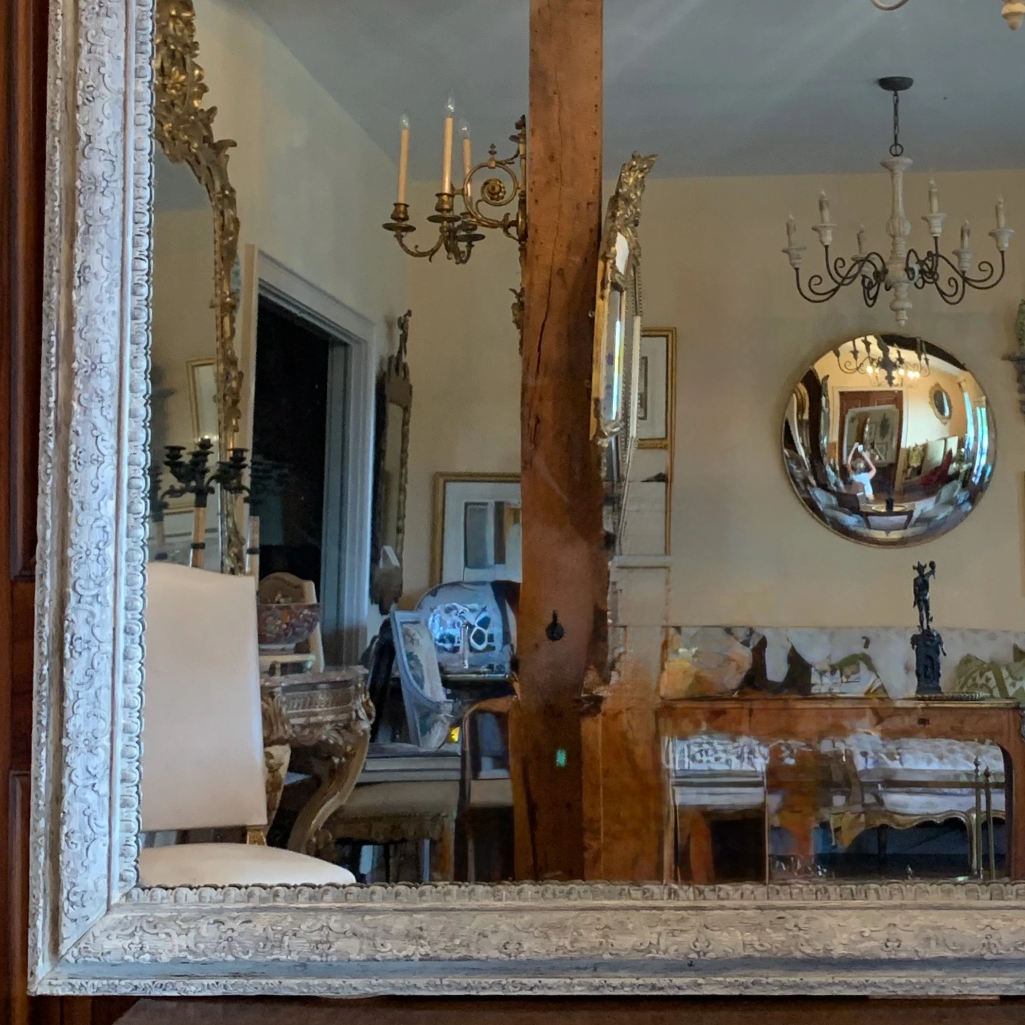 French-Régence-carved-grey-painted-Mirror (4)-detail