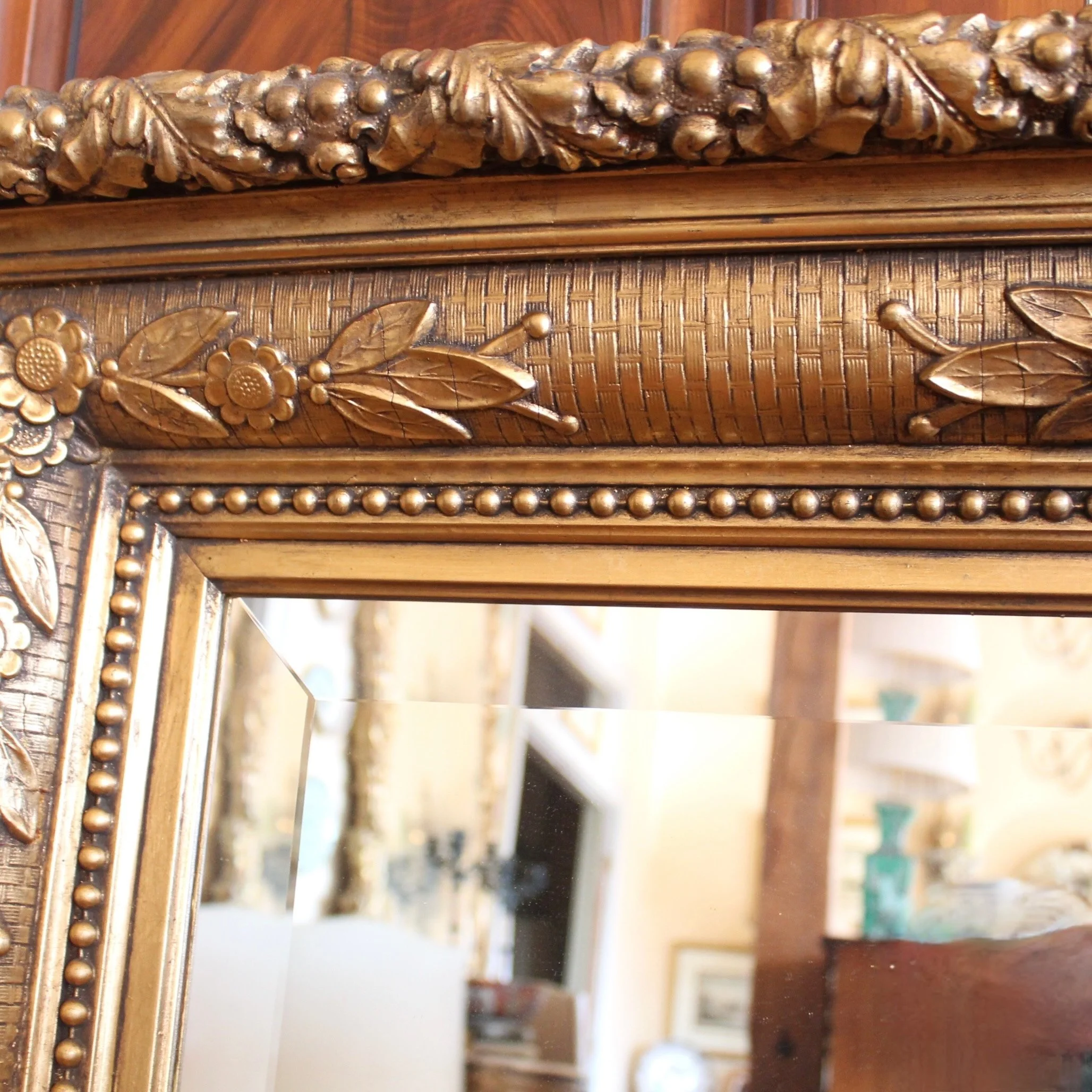 Large-English-Gilded-Wall-Mirror-With-Flowers And Basketweave Composition (5)
