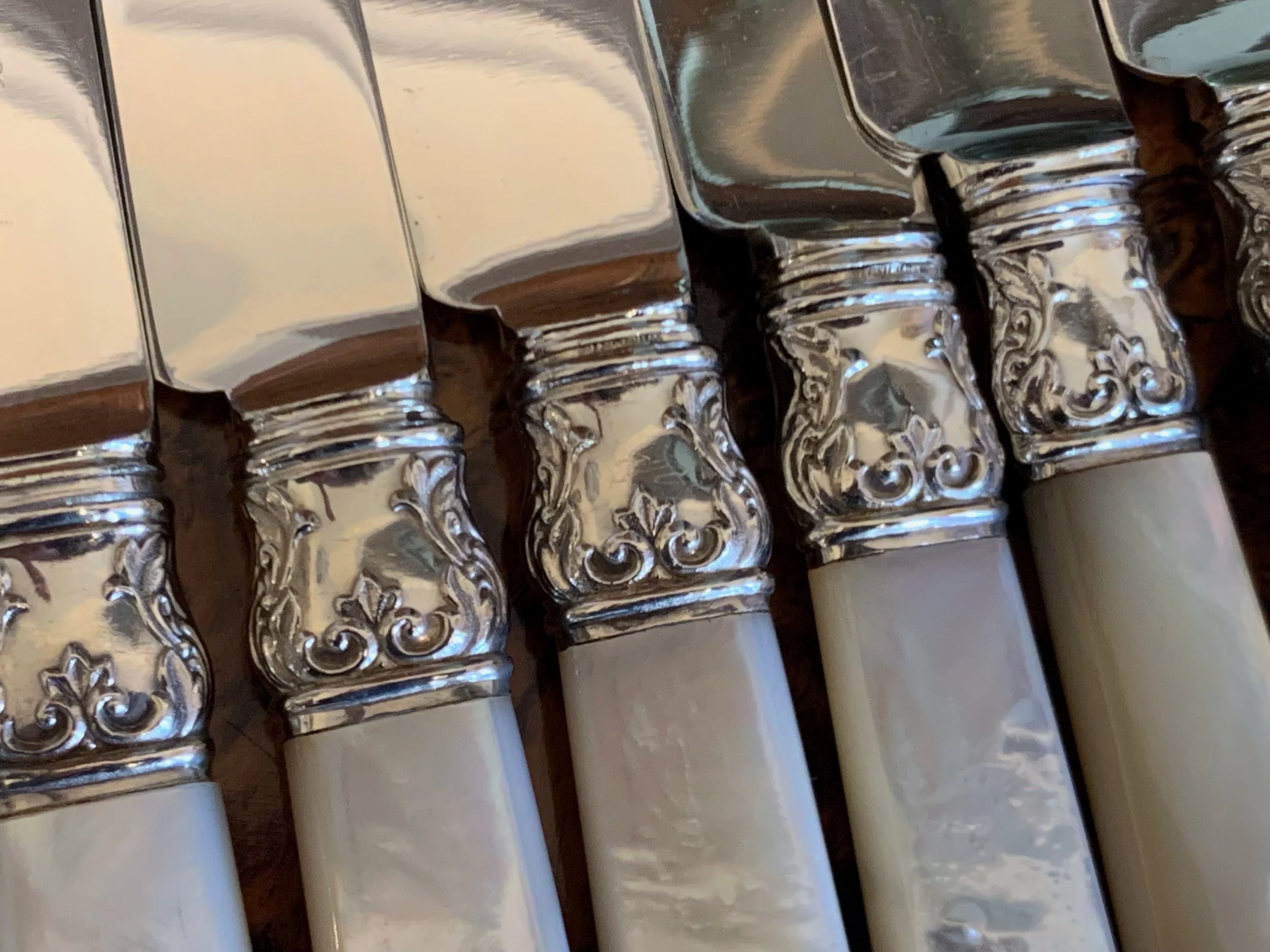 Meriden-Sterling-Silver-&-Mother-of-Pearl-Knives-Set-of-12 (5).jpeg