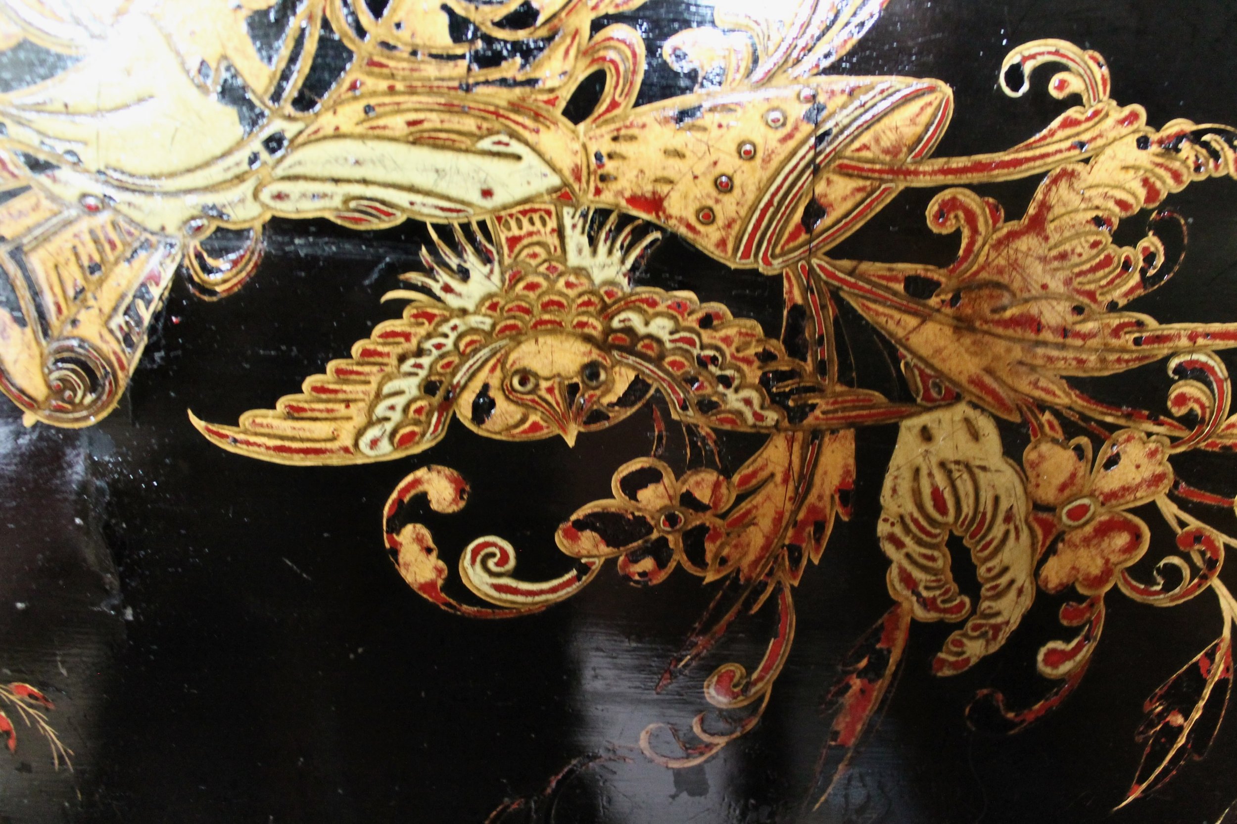 Chinese-Export-Black-Lacquer-And-Gilt-Decorated-Tilt-Top-Center-Table-detail