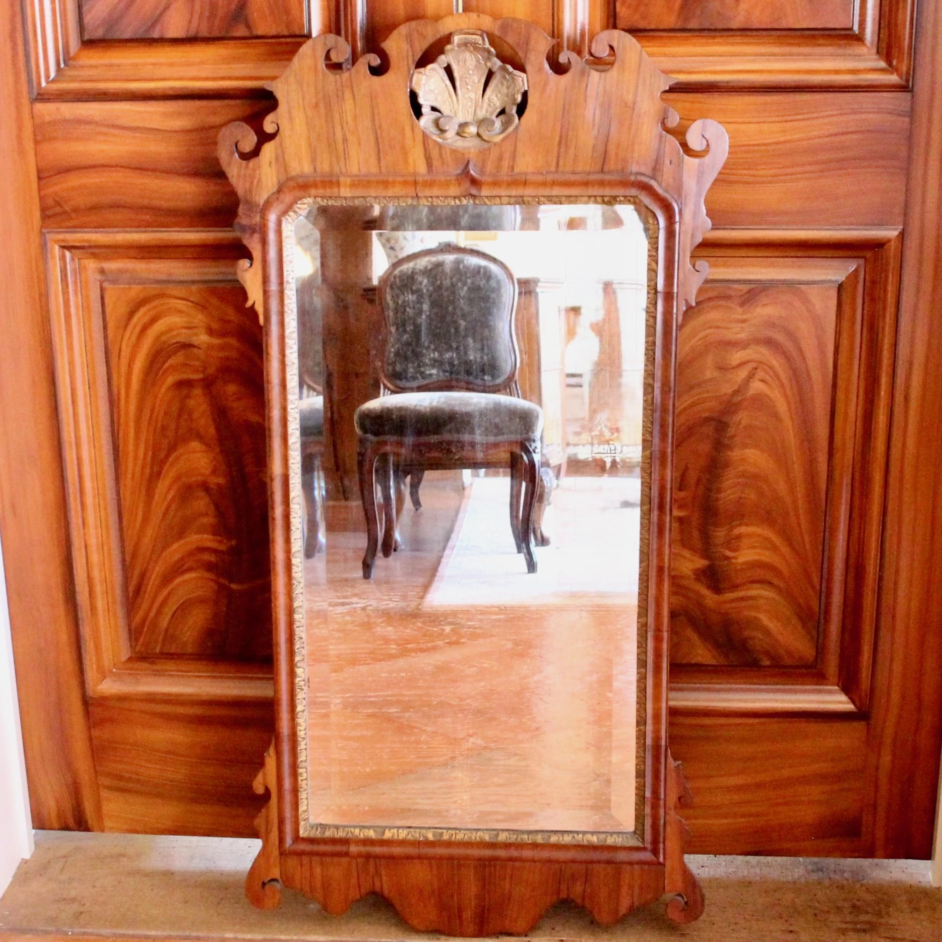 George-II-Period-Walnut-And-Parcel-Gilt-Mirror-With-carved-And-Gilt-Shell-Crest (10)